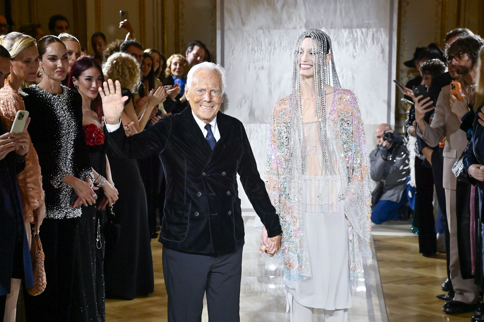 Giorgio Armani prezentuje kolekcję Armani Privé haute couture wiosna-lato 2025, witając tłum po pokazie.