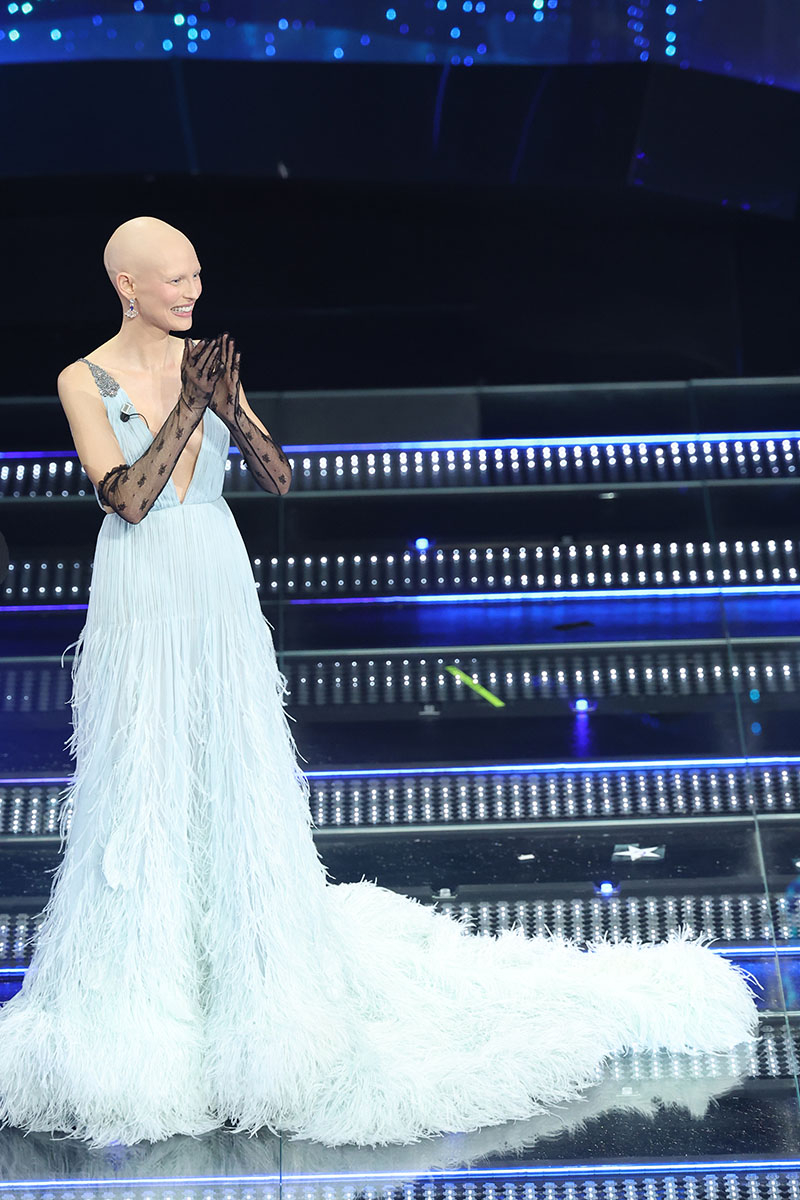 Bianca Balti w błękitnej kreacji Valentino. (Fot. Daniele Venturelli/Daniele Venturelli/Getty Images)