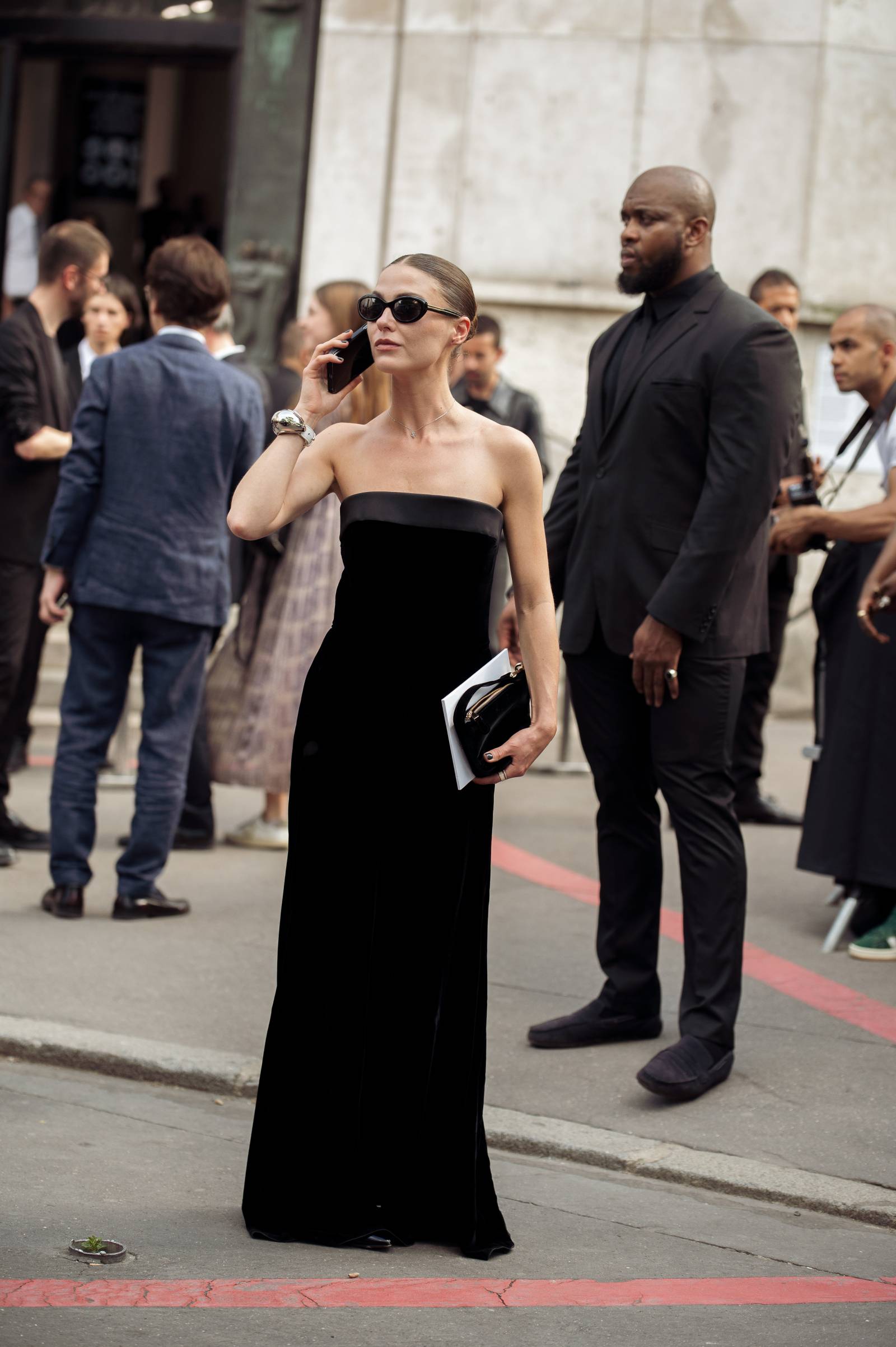 Sophia Roe w czarnej sukience maxi / (Fot. Getty Images)