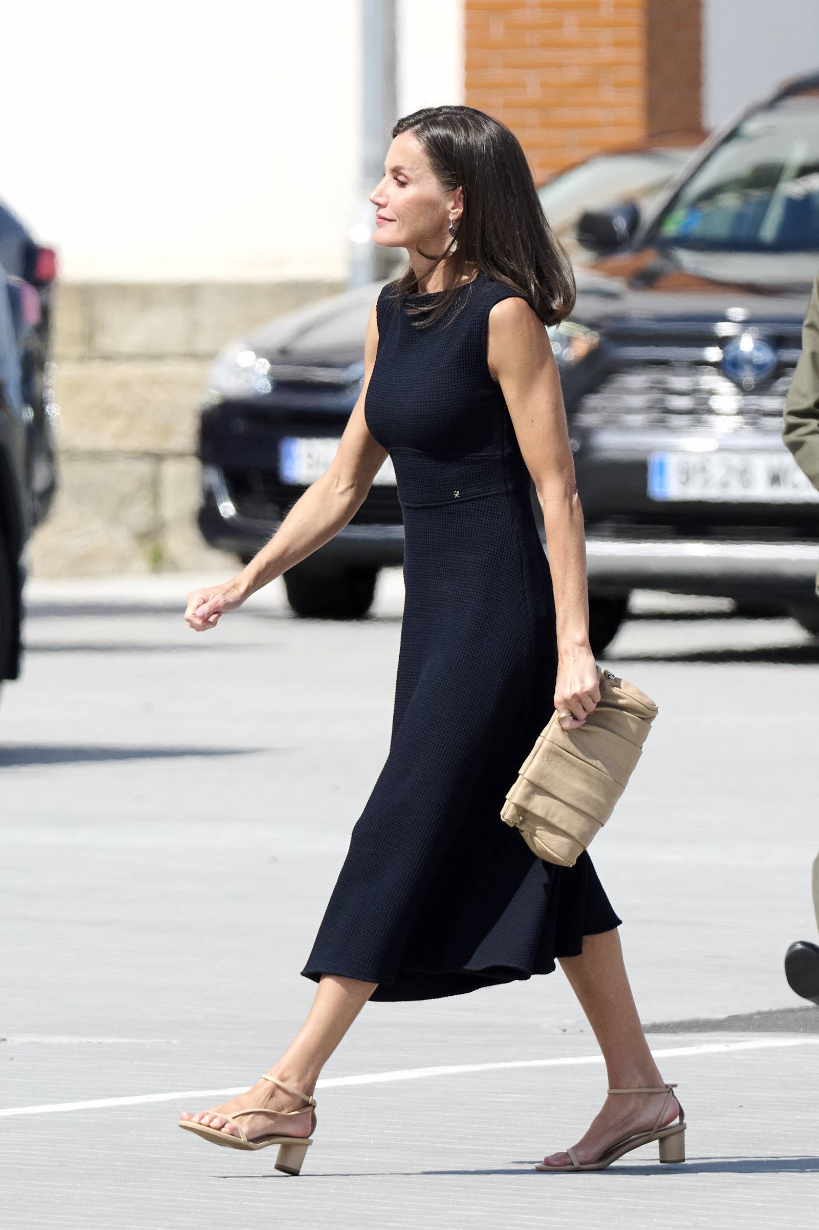 Królowa Letycja w czarnej sukience midi / (Fot. Getty Images)