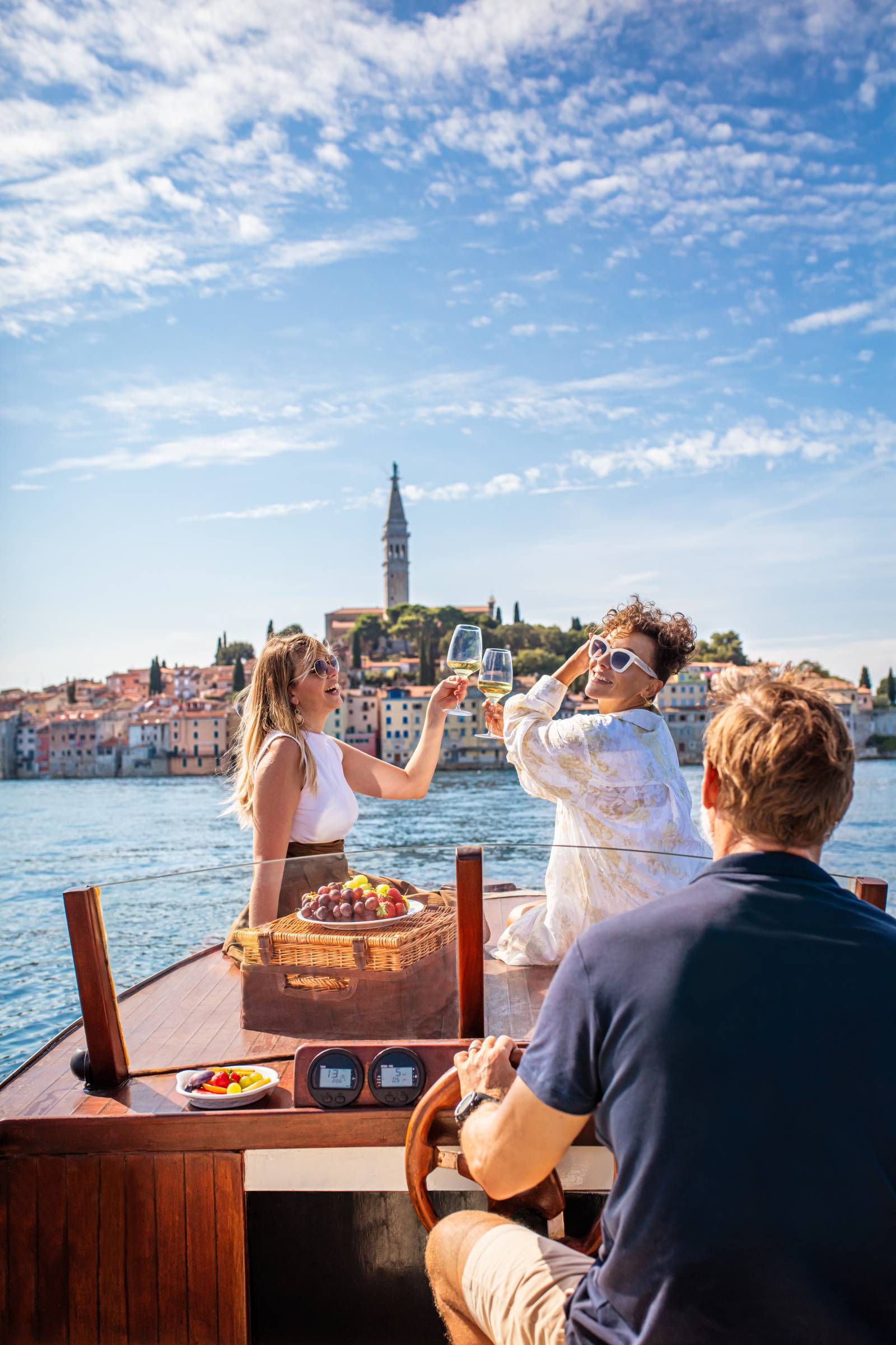 Chorwackie miasta warto także podziwiać, wypływając w rejs. W tle Rovinj (fot. Maja Danica Pečanič)