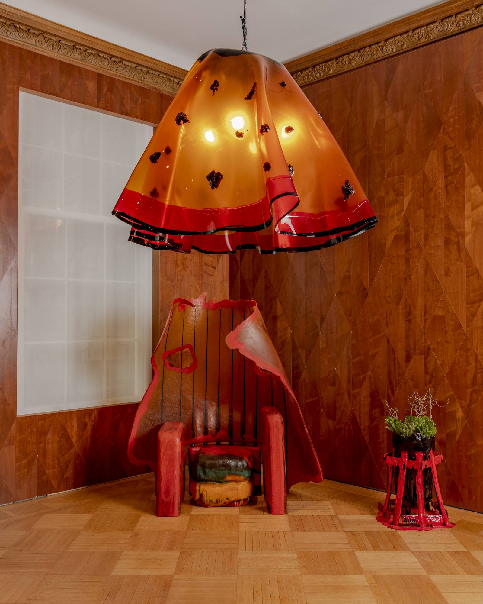 Gaetano Pesce, krzesło Resin Skin, lampa Flower, wazon Vaso Croce (Fot. Sean Davidson, dzięki uprzejmości Salon 94 Design © Gaetano Pesce)