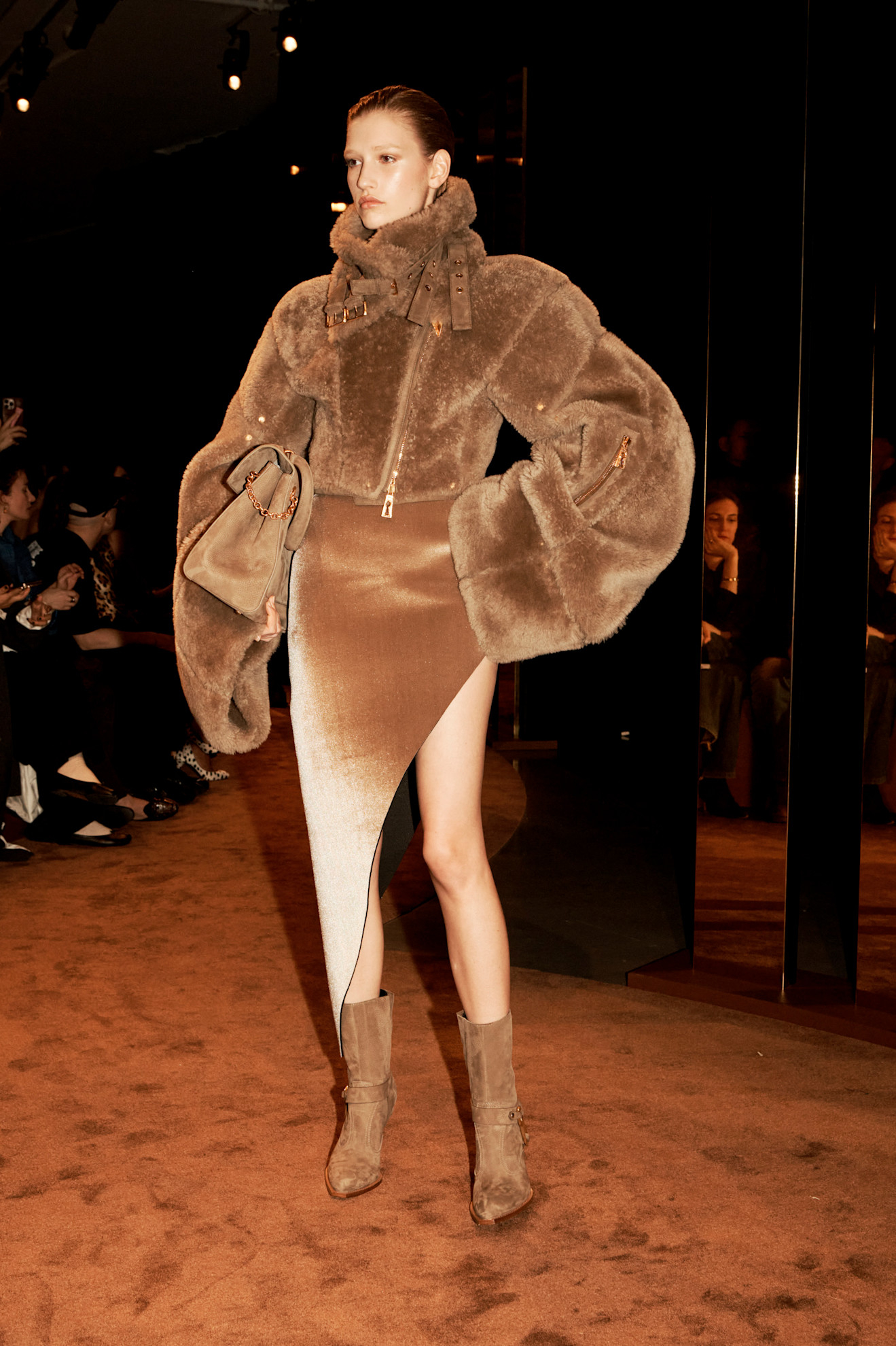 Zamszowe kowbojki Schiaparelli / (Fot. Spotlight. Launchmetrics )