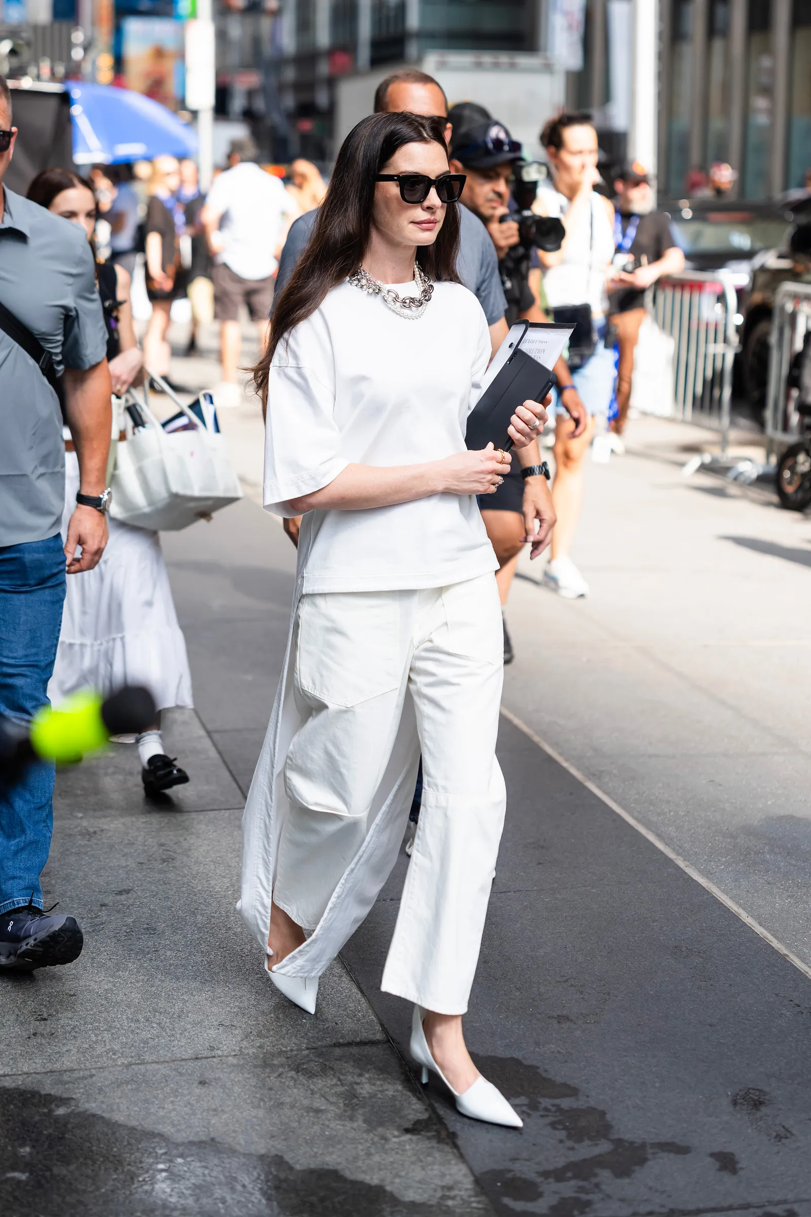 Anne Hathaway w białym total looku z czółenkami z ostrym noskiem (Fot. The Stewartof NY / Getty Images)