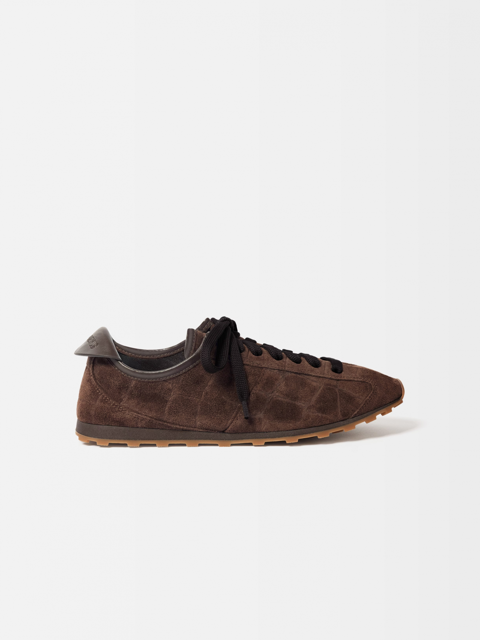 Miękkie sneakersy od Jacquemusa łączą w sobie luksusowy design oraz sprawdzoną wygodę (Fot. materiały prasowe)