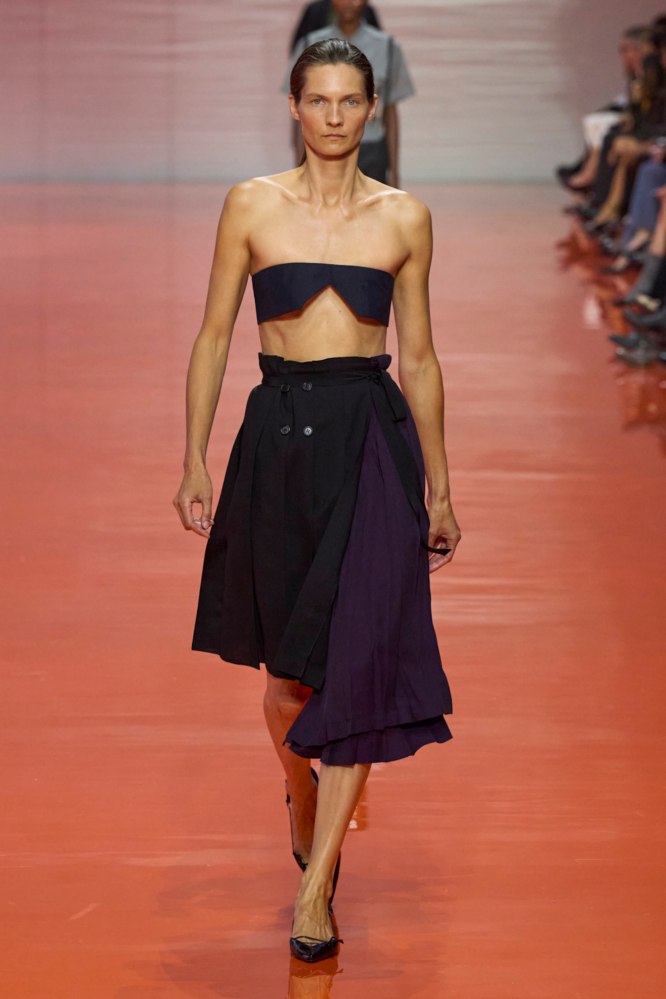Miuccia Prada i Raf Simons w kolekcji Prada wiosna-lato 2026 lansują patchworkowe spódnice midi (Fot. Spotlight. Launchmetrics)