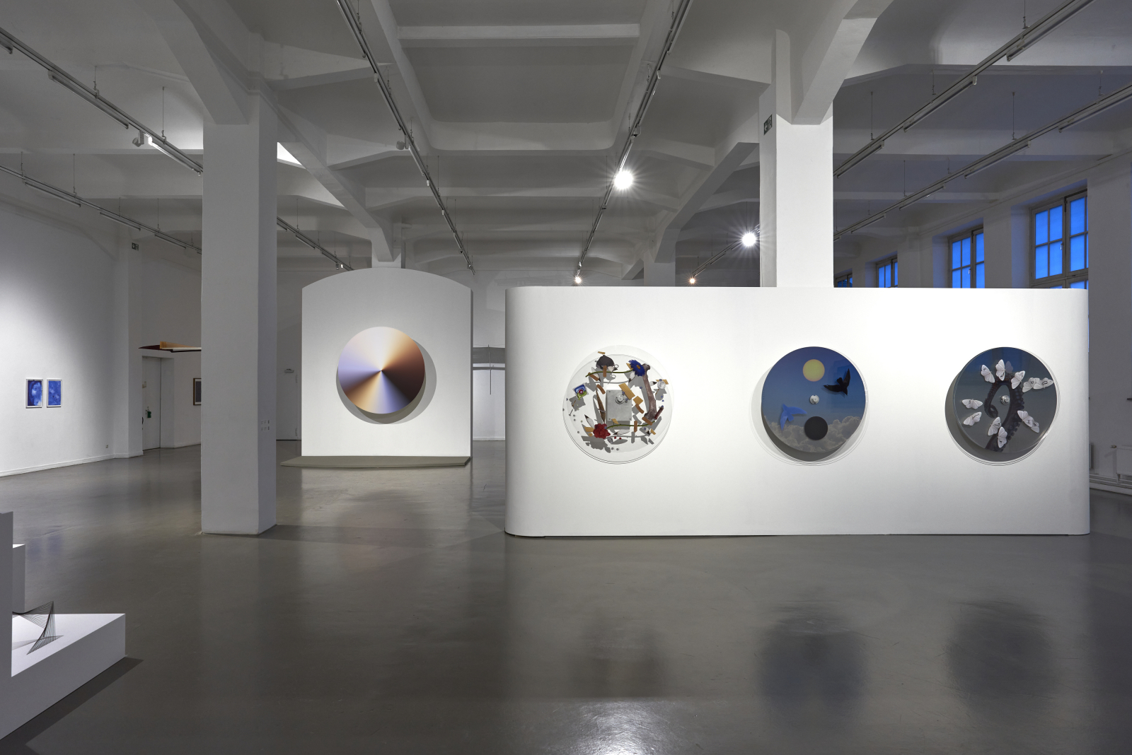 Instalacja „Between Stars and Signals”, ściana po lewej: Jana Schumacher, o. T., 2023; po środku: Katie Paterson, The Cosmic Spectrum, 2019; prawa ściana: Agnieszka Polska, Braudels Clock–Hurricane,2022, Braudels Clock–Eclipse 4, 2023, Braudels Clock–Octopus and Butterfly,2023