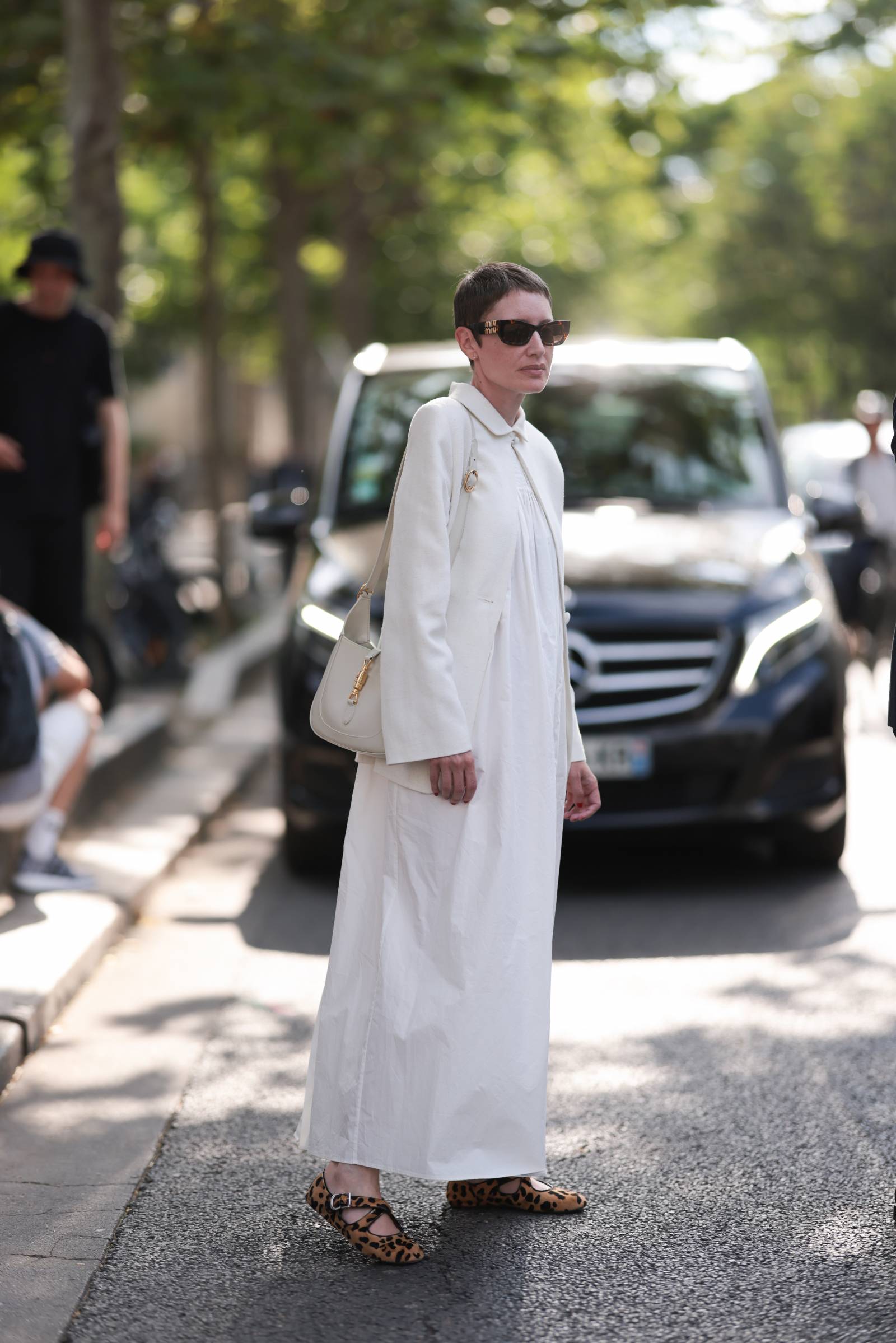 Buty w zwierzęcy print dosknale przełamią niewinny charakter białej lnianej sukienki / (Fot. Getty Images)