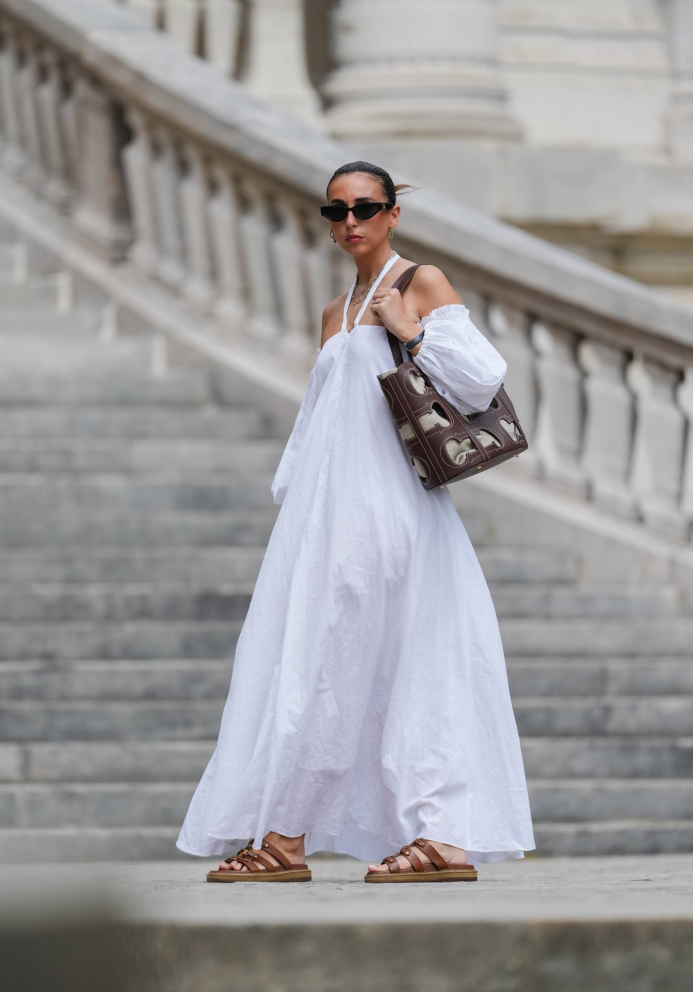 Jakie buty do lnianych sukienek damskich nosić latem 2024 (Fot. Getty Images)