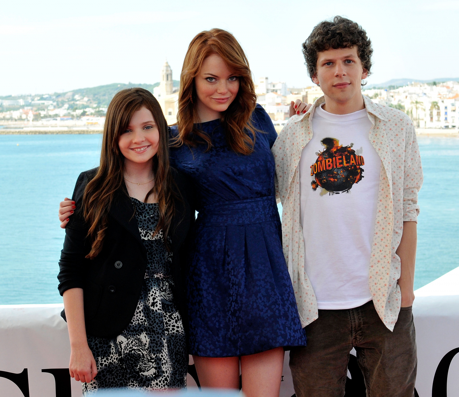 Jesse Eisenberg, Emma Stone i Abigail Breslin na premierze filmu „Zombieland” w 2009 roku / (Fot. Robert Marquardt/WireImage)