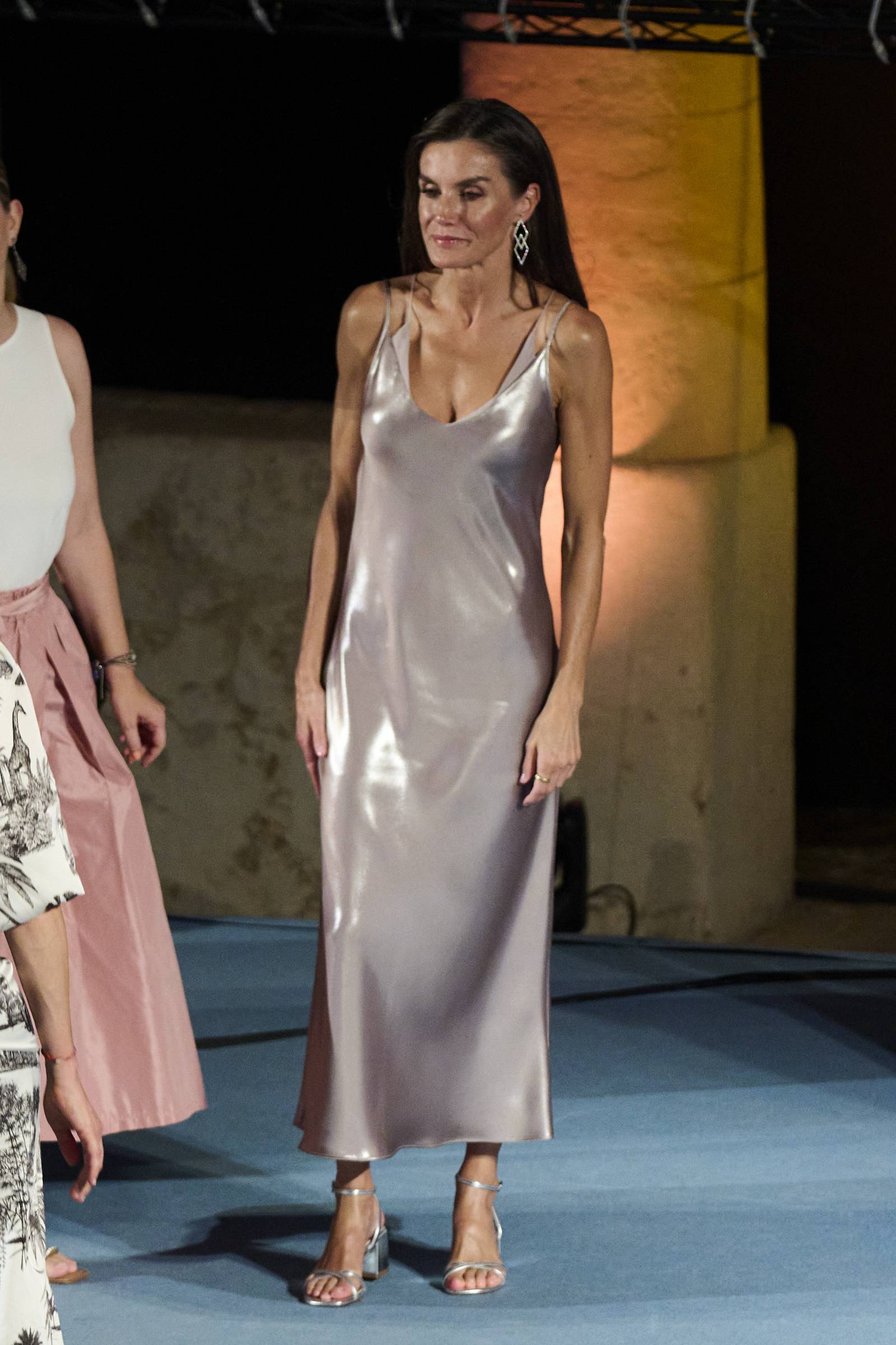 Królowa Letycja w metalicznej slip dress i srebrnych sandałach na obcasie na gali zamknięcia Atlantida Mallorca Film Fest 2024.