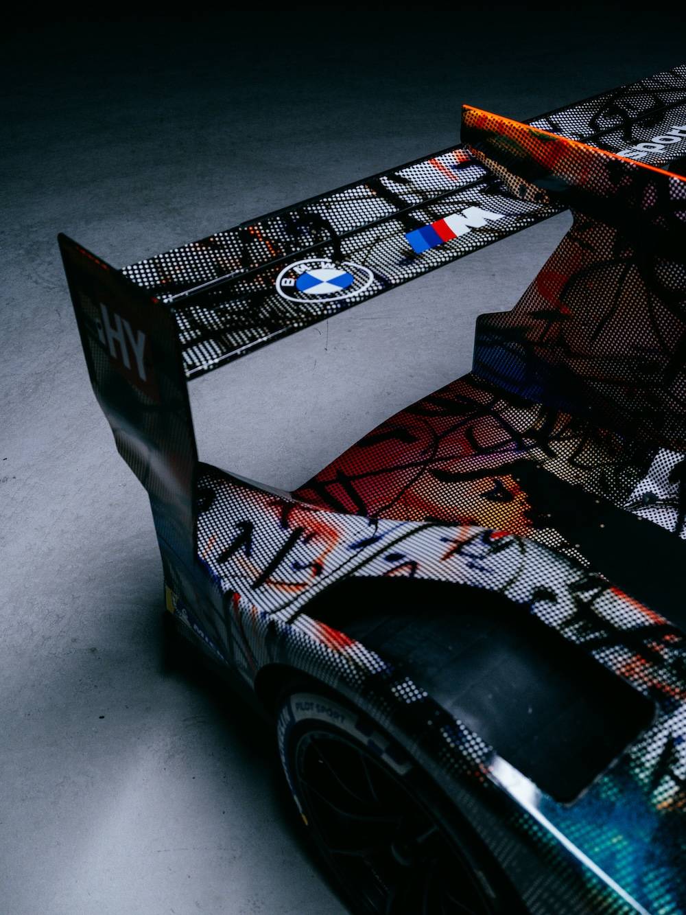 Performatywne dzieło i samochód wyścigowy w jednym dołączył do projektów BMW Art Cars.