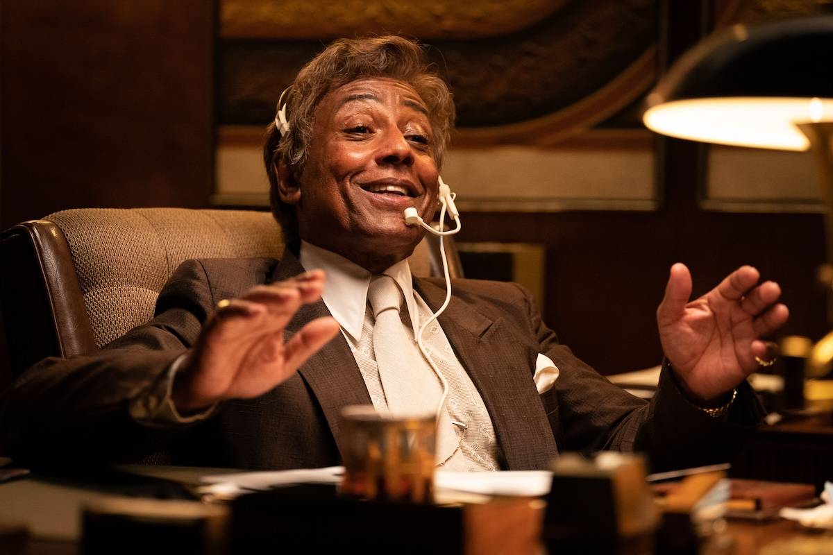 Giancarlo Esposito jako agent gwiazd Teddy Night. (Fot. materiały prasowe A24)