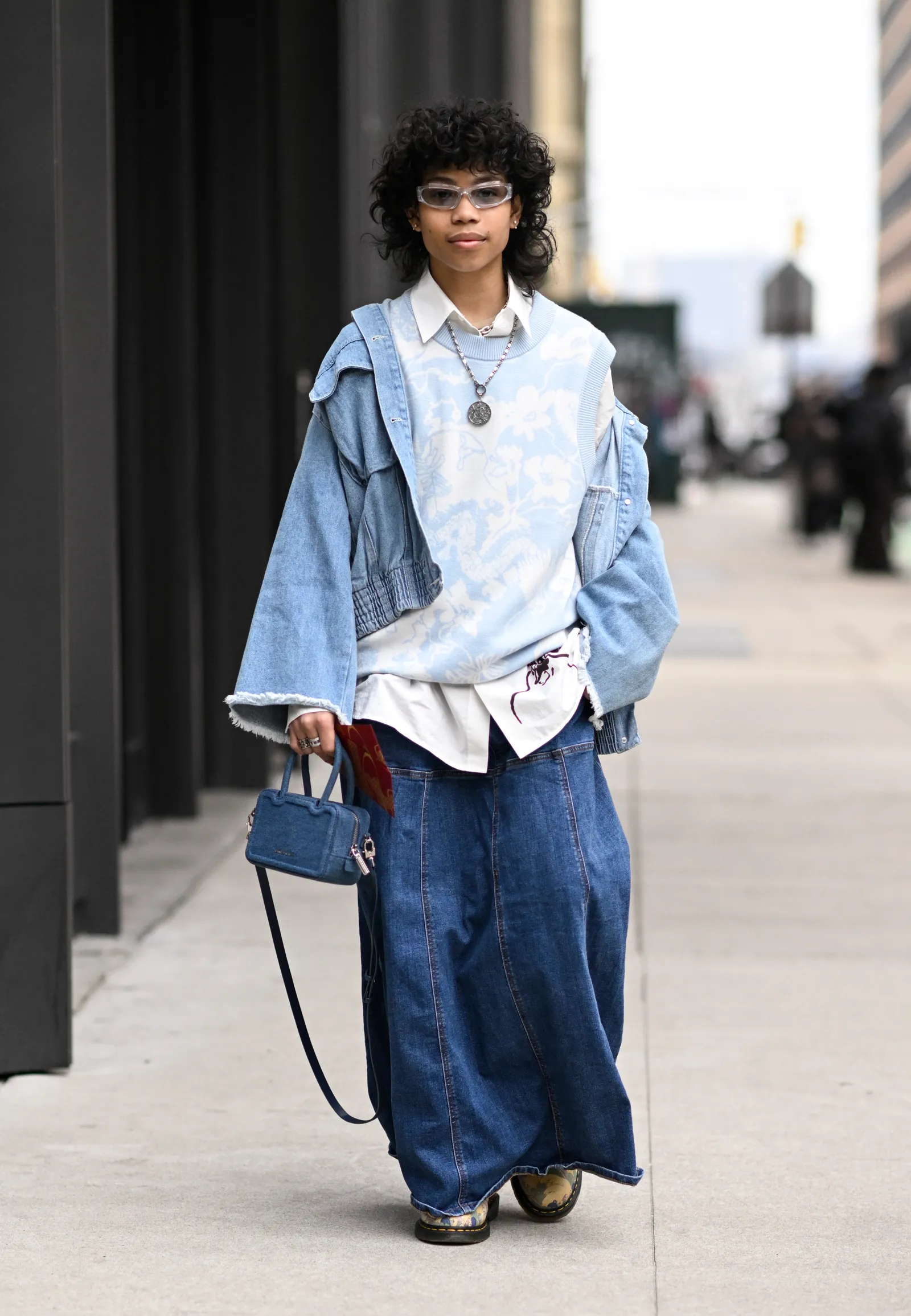 Street style: kamizelka damska w stylizacji warstwowej w odcieniach niebieskiego. (Fot. Daniel Zuchnik/Getty Images)