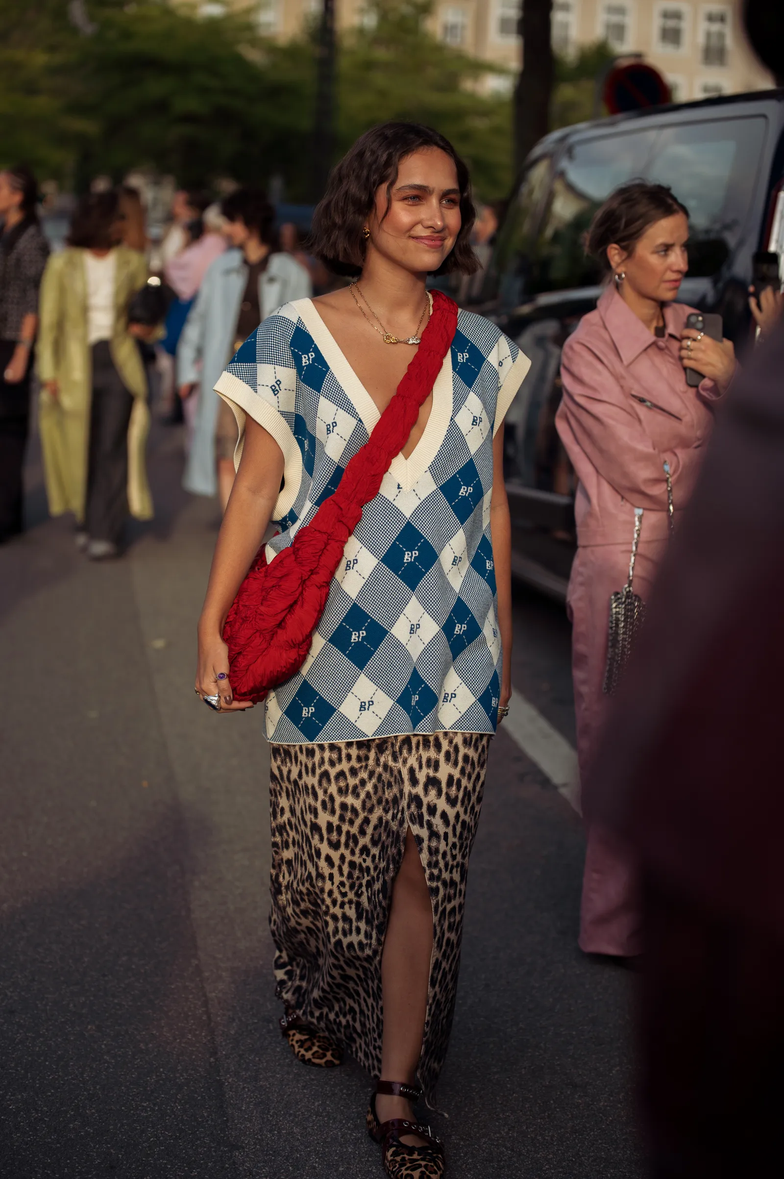 Street style: niebiesko-biała wzorzysta kamizelka damska z dzianiny i spódnica w panterkę. (Fot. Raimonda Kulikauskiene/Getty Images)