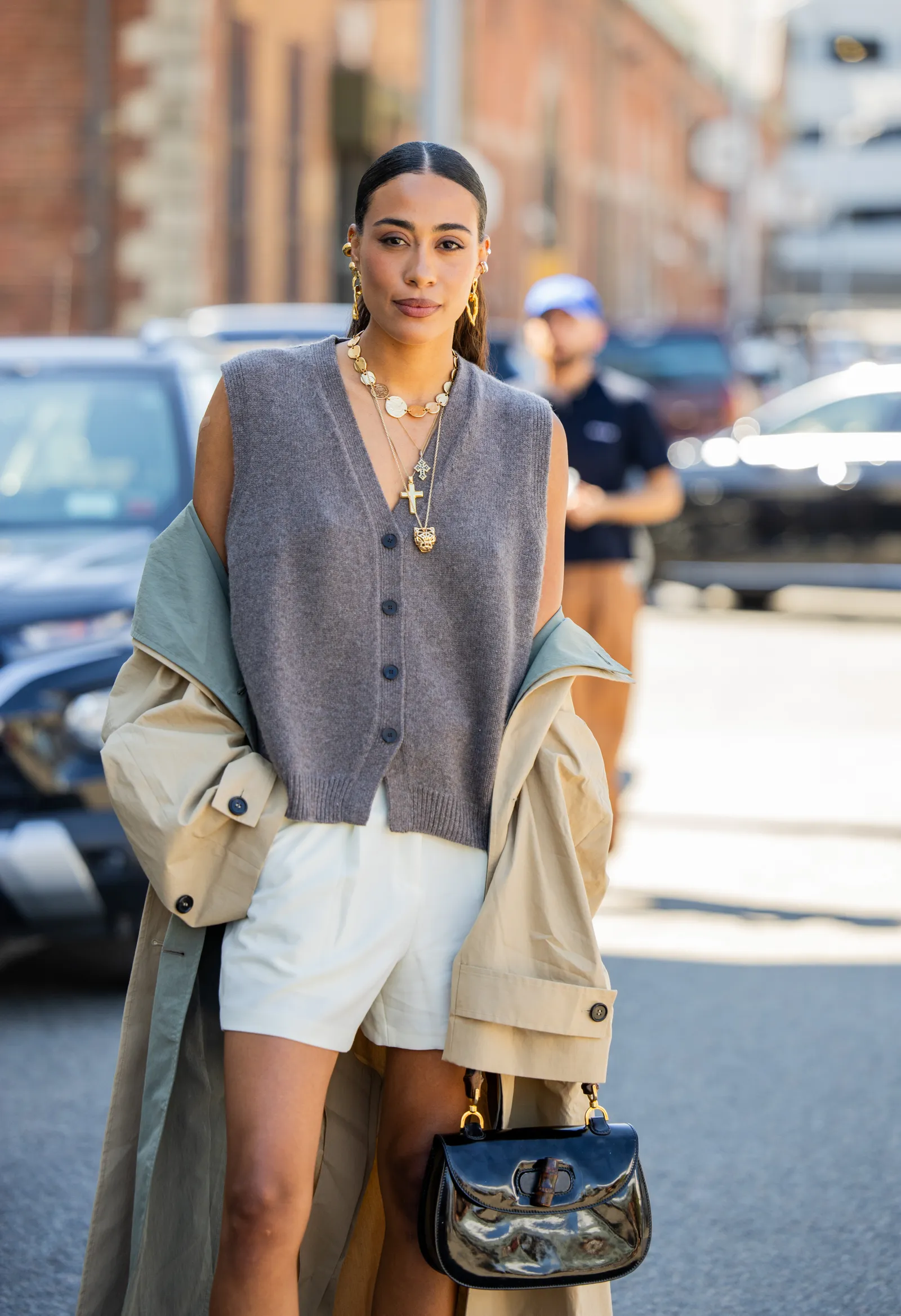 Street style: szarobrązowy bezrękawnik z guzikami połączony z szortami i trenczem. (Fot. Christian Vierig/Getty Images)