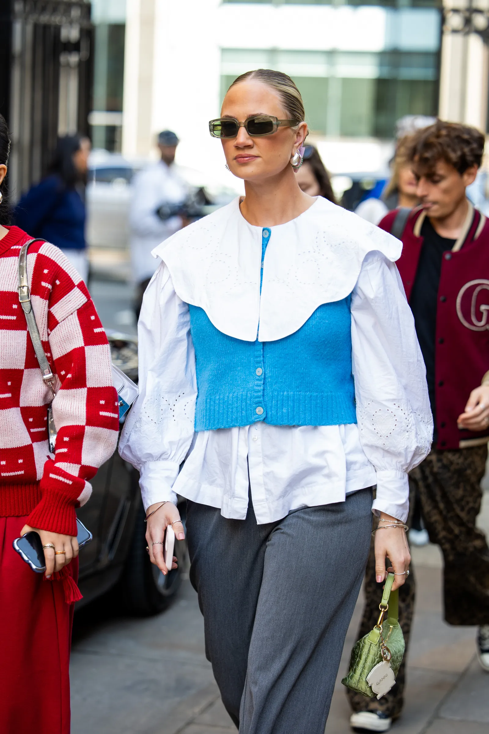 Street style: niebieski bezrękawnik z guzikami i biała bluzka. (Fot. Christian Vierig/Getty Images)