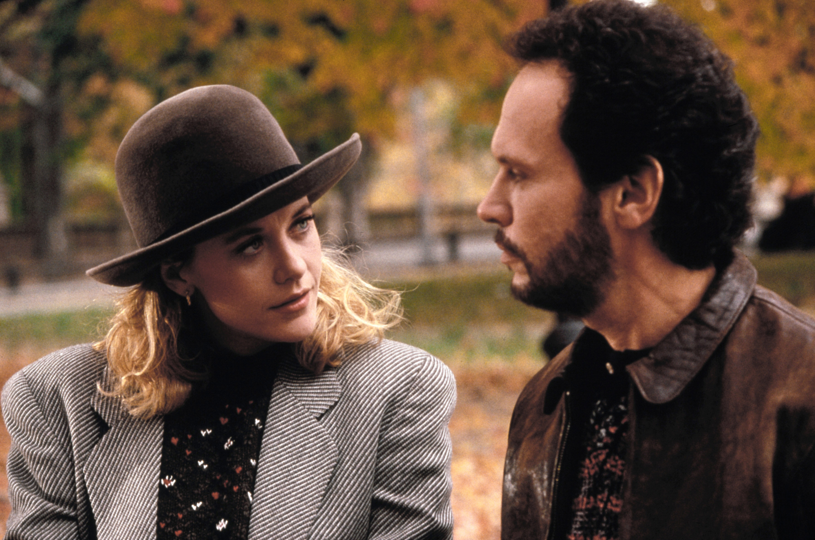 Meg Ryan i Billy Crystal w jesiennej komedii romantycznej „Kiedy Harry poznał Sally”, w parku w jesiennej scenerii.