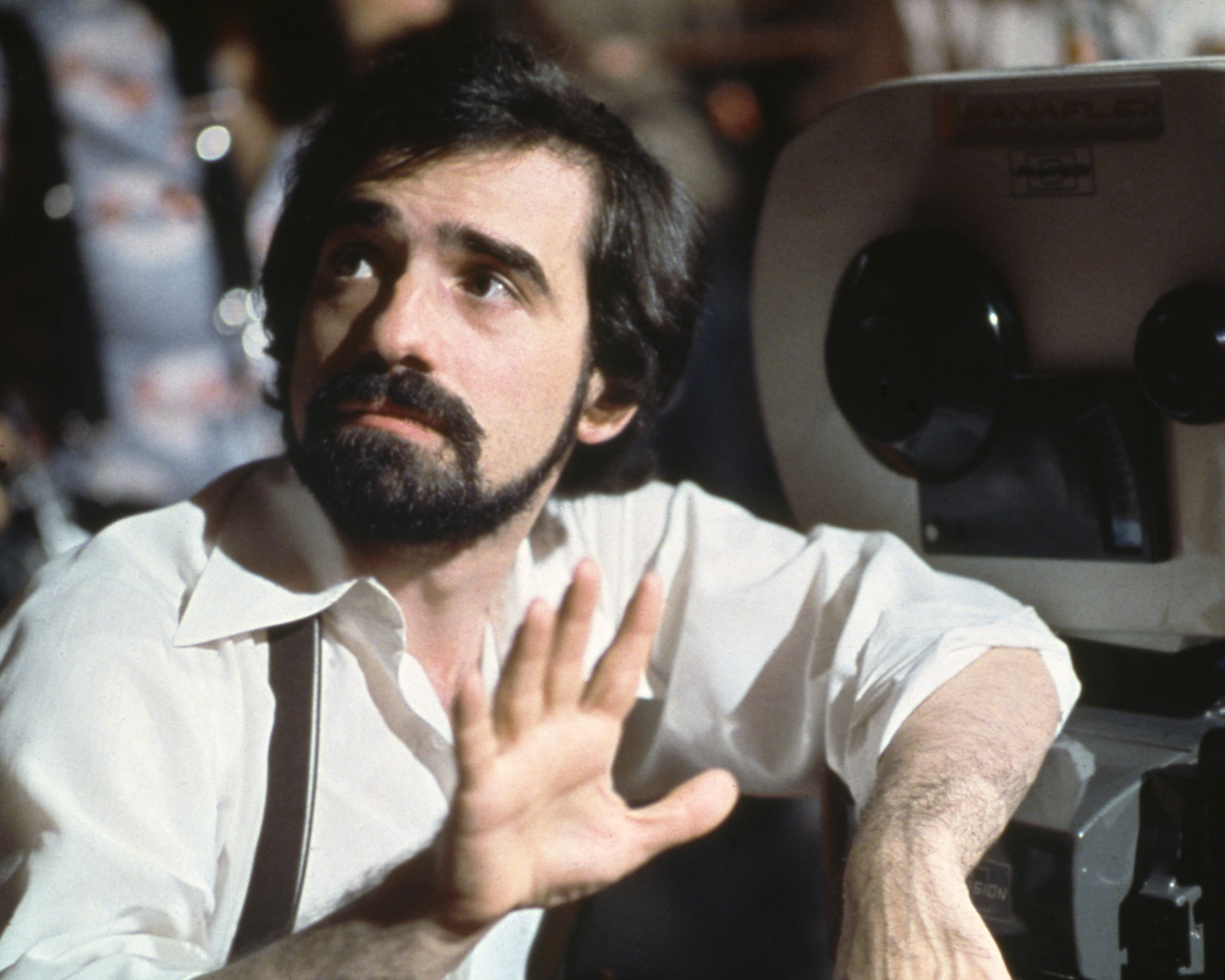 Reżyser Martin Scorsese w 1976 roku, z kamerą, gestykulujący w trakcie pracy.