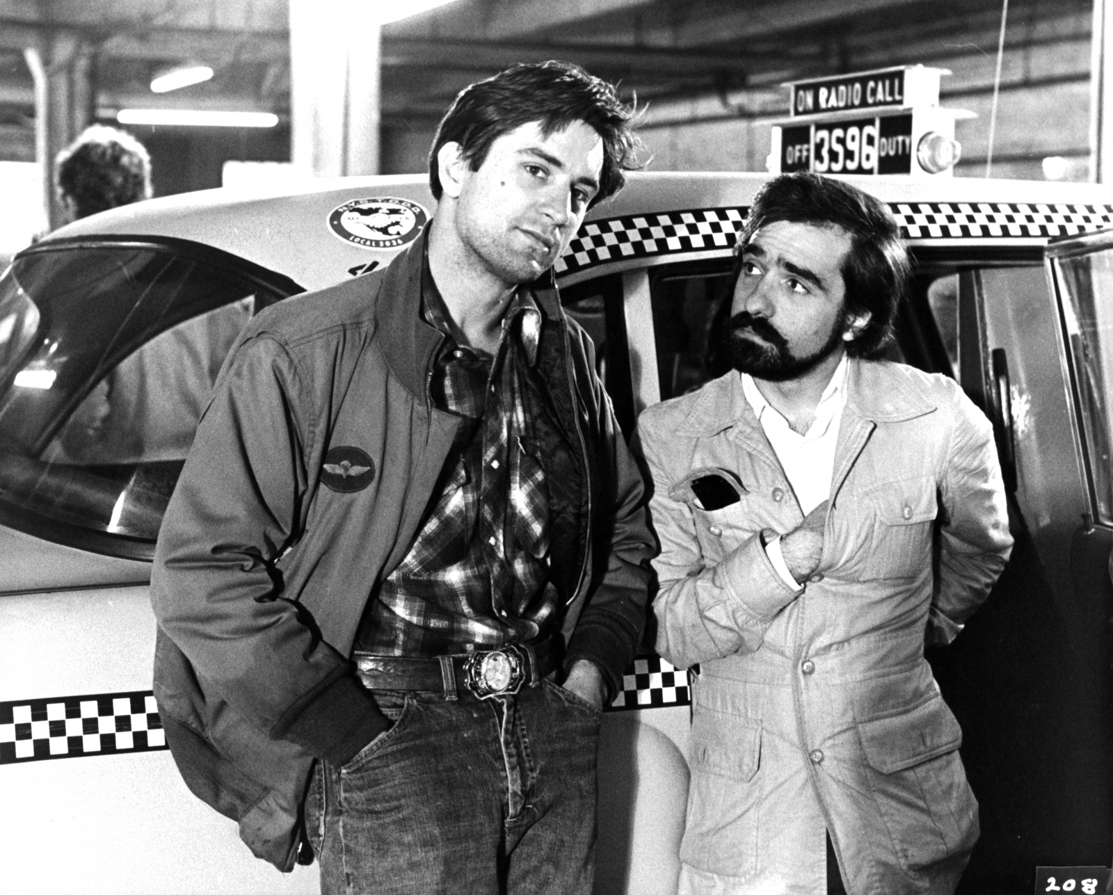 Robert De Niro i Martin Scorsese podczas fotografii na planie filmu „Taksówkarz” z 1976 roku.