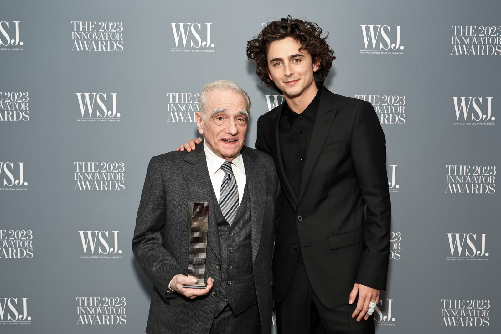 Martin Scorsese i Timothée Chalamet na gali WSJ Innovator Awards 2023, pozują z nagrodą w ręku.