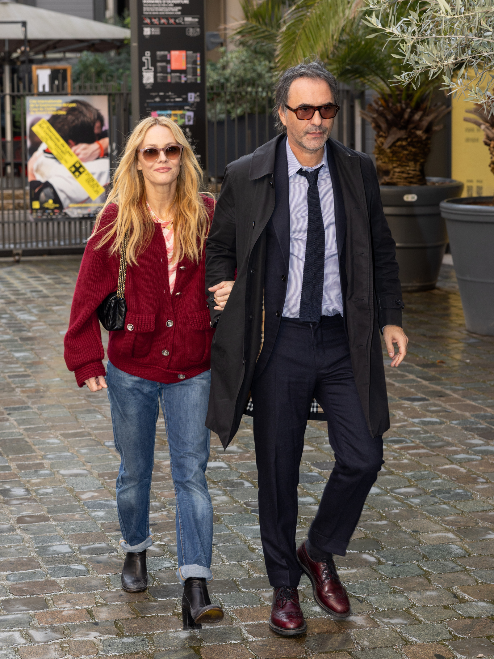 Vanessa Paradis w czerwonym kardiganie, jeansach z przetarciami i powiniętymi nogawkami spaceruje z mężem.