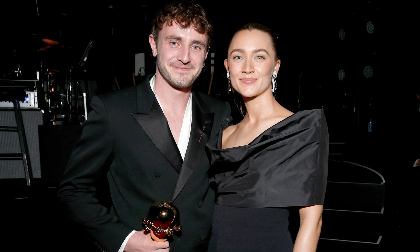 Paul Mescal i Saoirse Ronan razem na Academy Museum Gala 2024. Paul trzyma nagrodę, oboje uśmiechnięci w eleganckich strojach.