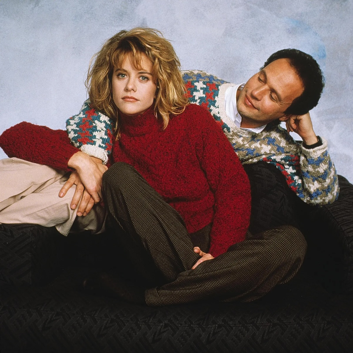 Meg Ryan i Billy Crystal w jesiennej komedii romantycznej „Kiedy Harry poznał Sally”, siedzą razem na kanapie.