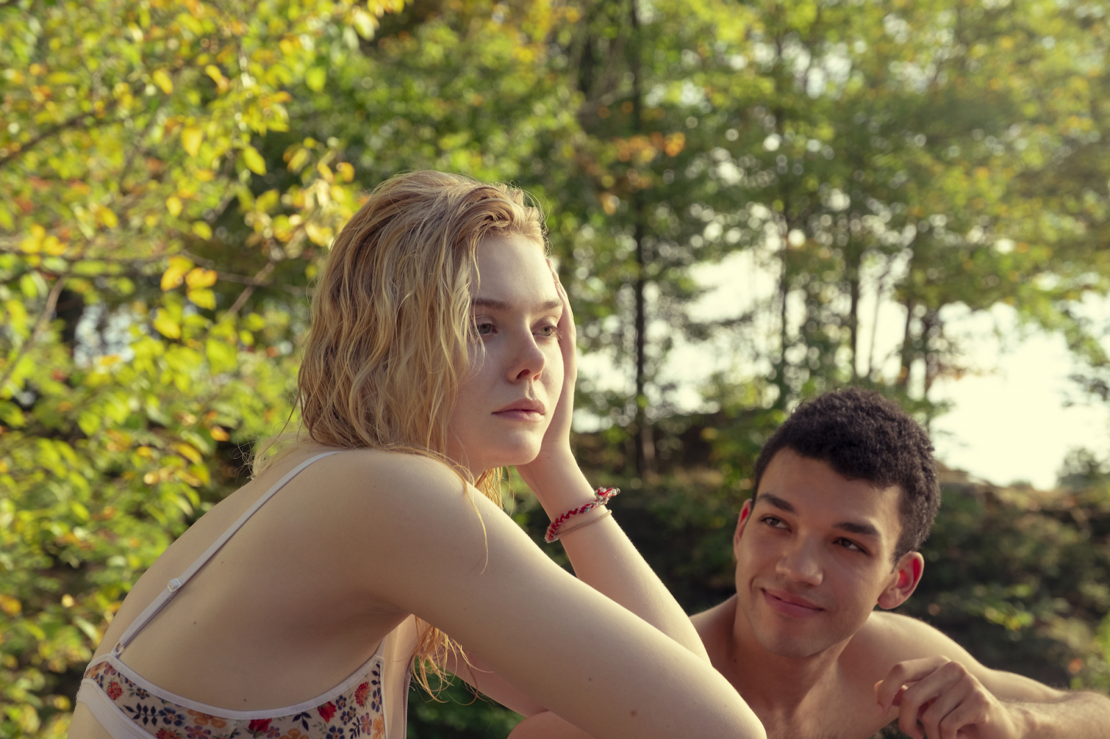 Elle Fanning i Justice Smith w romantycznej scenie filmu Netflix „Wszystkie jasne miejsca” w otoczeniu natury.