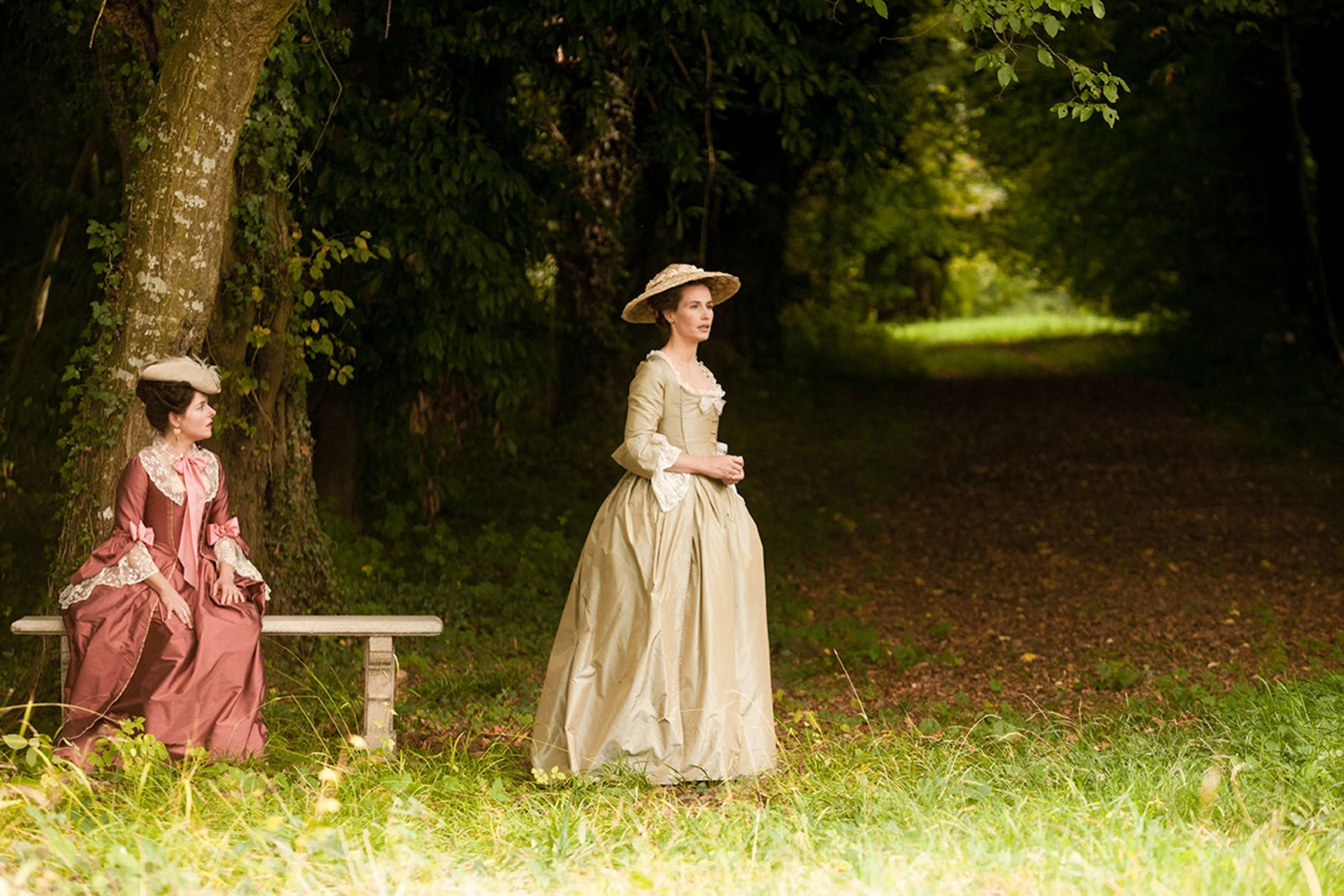 Cécile de France w filmie kostiumowym Netflix „Madame J”, spacerująca w ogrodzie w eleganckiej sukni.