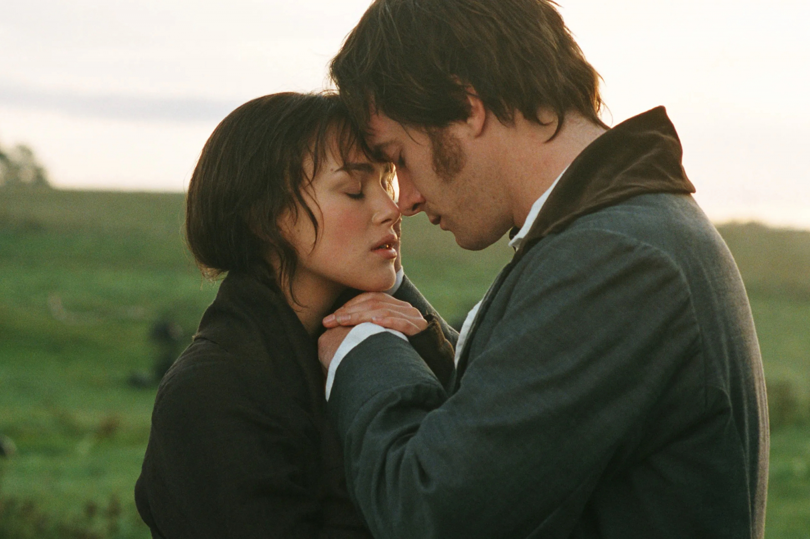 Keira Knightley i Matthew Macfadyen w romantycznej scenie z filmu „Duma i uprzedzenie” z 2005 roku.