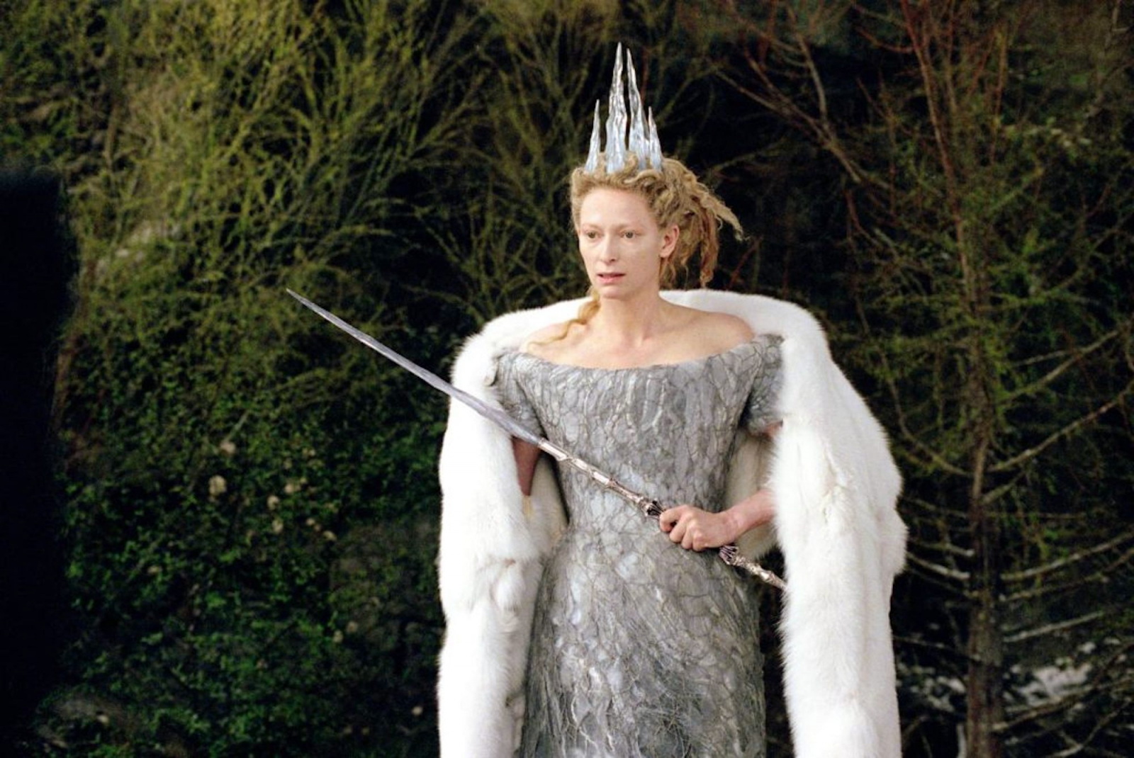 Tilda Swinton jako Biała Czarownica w filmie „Opowieści z Narnii: Lew, czarownica i stara szafa” z 2005 roku.