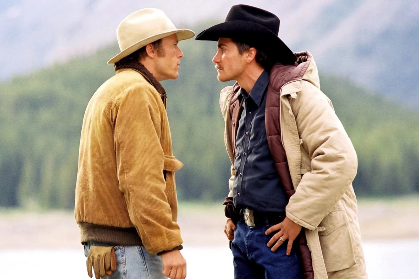 Heath Ledger i Jake Gyllenhaal w emocjonującej scenie z filmu „Tajemnica Brokeback Mountain” z 2005 roku.