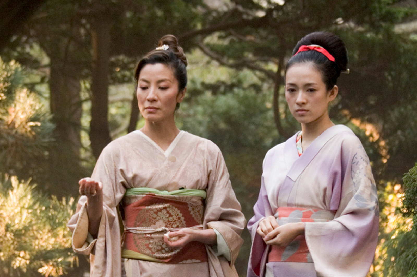 Michelle Yeoh i Ziyi Zhang w scenie z filmu „Wyznania gejszy” z 2005 roku, w tradycyjnych kimono.