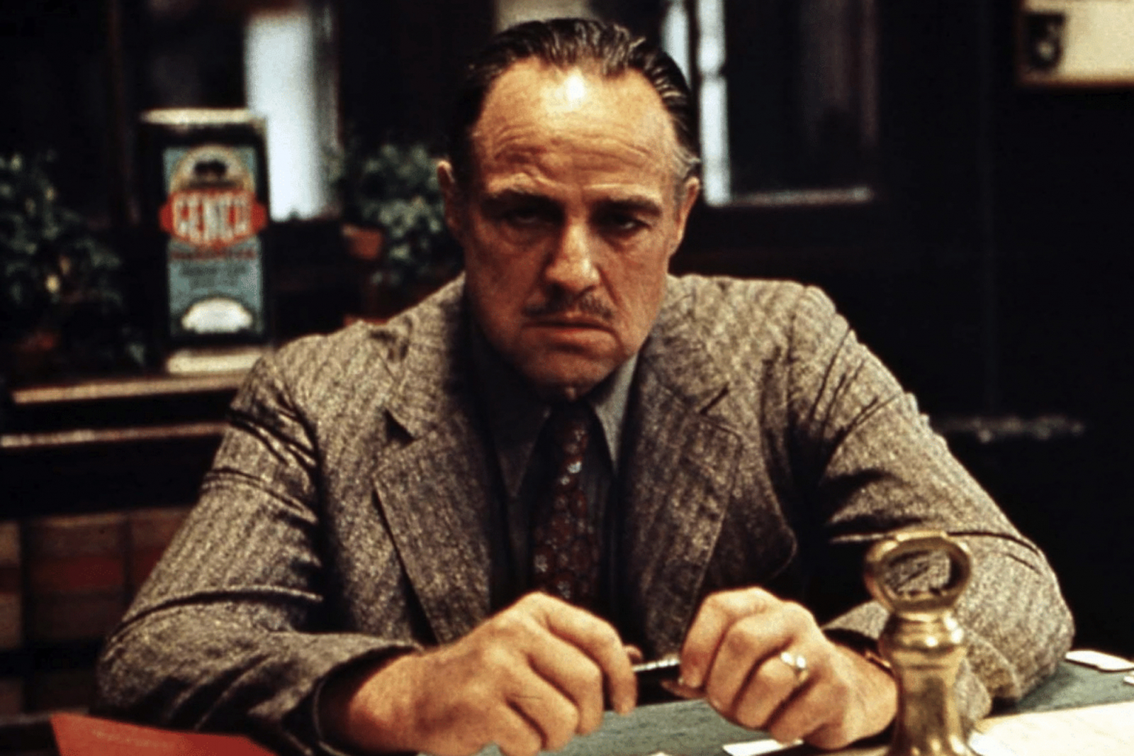 Marlon Brando w filmie „Ojciec chrzestny”, ekranizacja powieści Mario Puzo, przedstawia potężnego mafiosa.