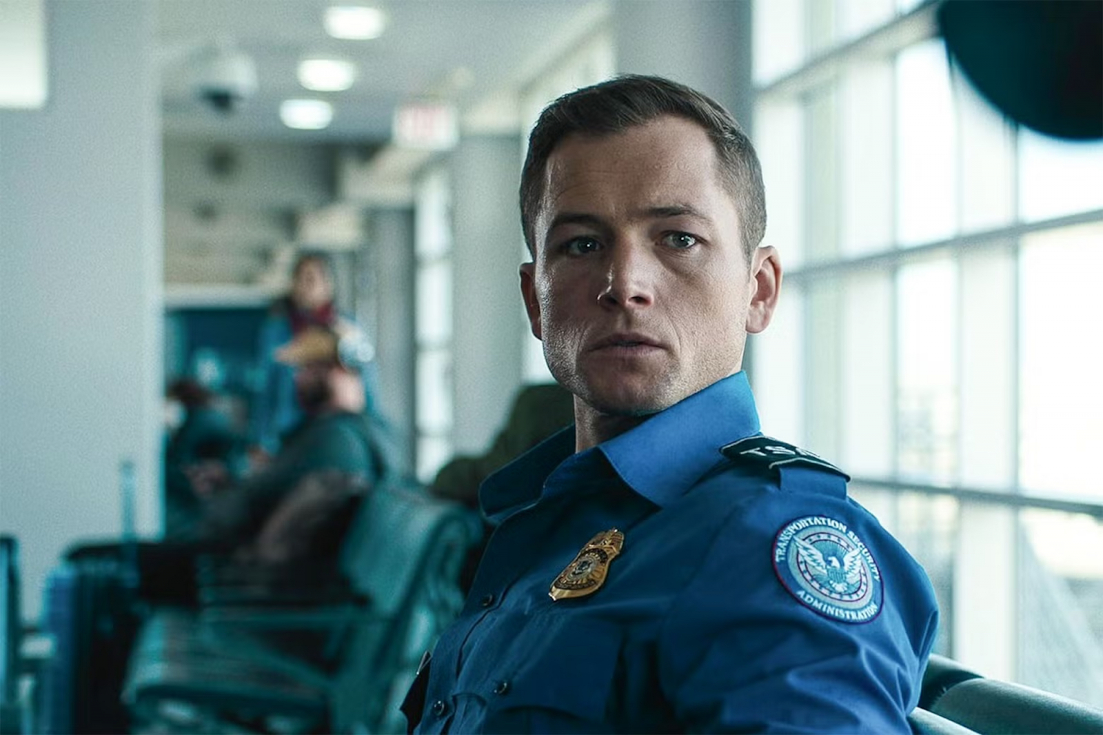 Taron Egerton w roli pracownika służb bezpieczeństwa w nowym filmie dostępny na platformie Netflix, „Kontrola bezpieczeństwa”.