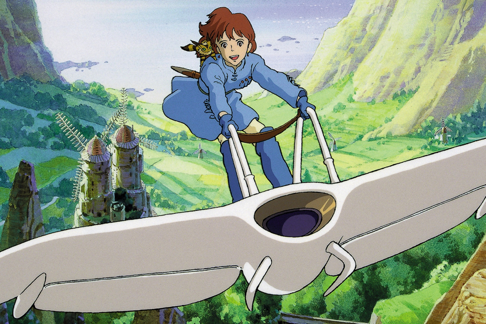 W filmie familijnym Netflix „Nausicaä z Doliny Wiatru” bohaterka lata na maszynie przez zielone doliny.