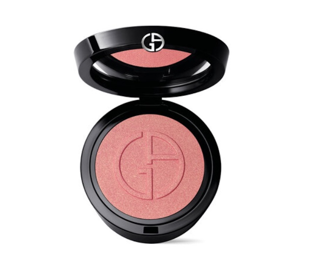 Rozświetlający róż Armani Beauty Luminous Silk Glow Blush w opakowaniu, w delikatnym różowym odcieniu.