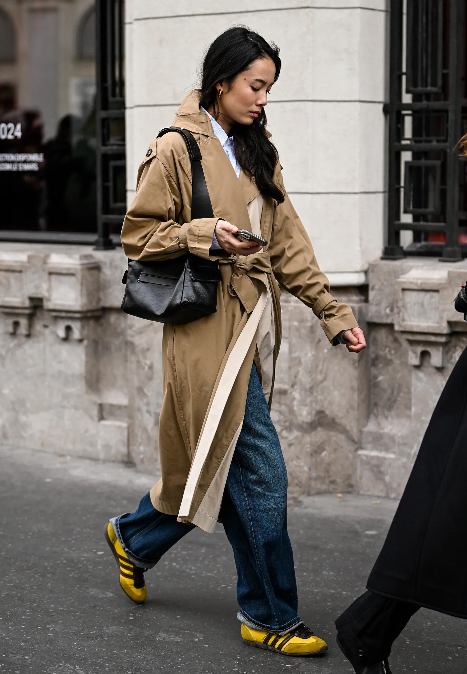 Żółte sneakersy do biura? Street style podpowiada, jakie fasony sprawdzą się najlepiej. (Fot. Daniel Zuchnik/Getty Images)