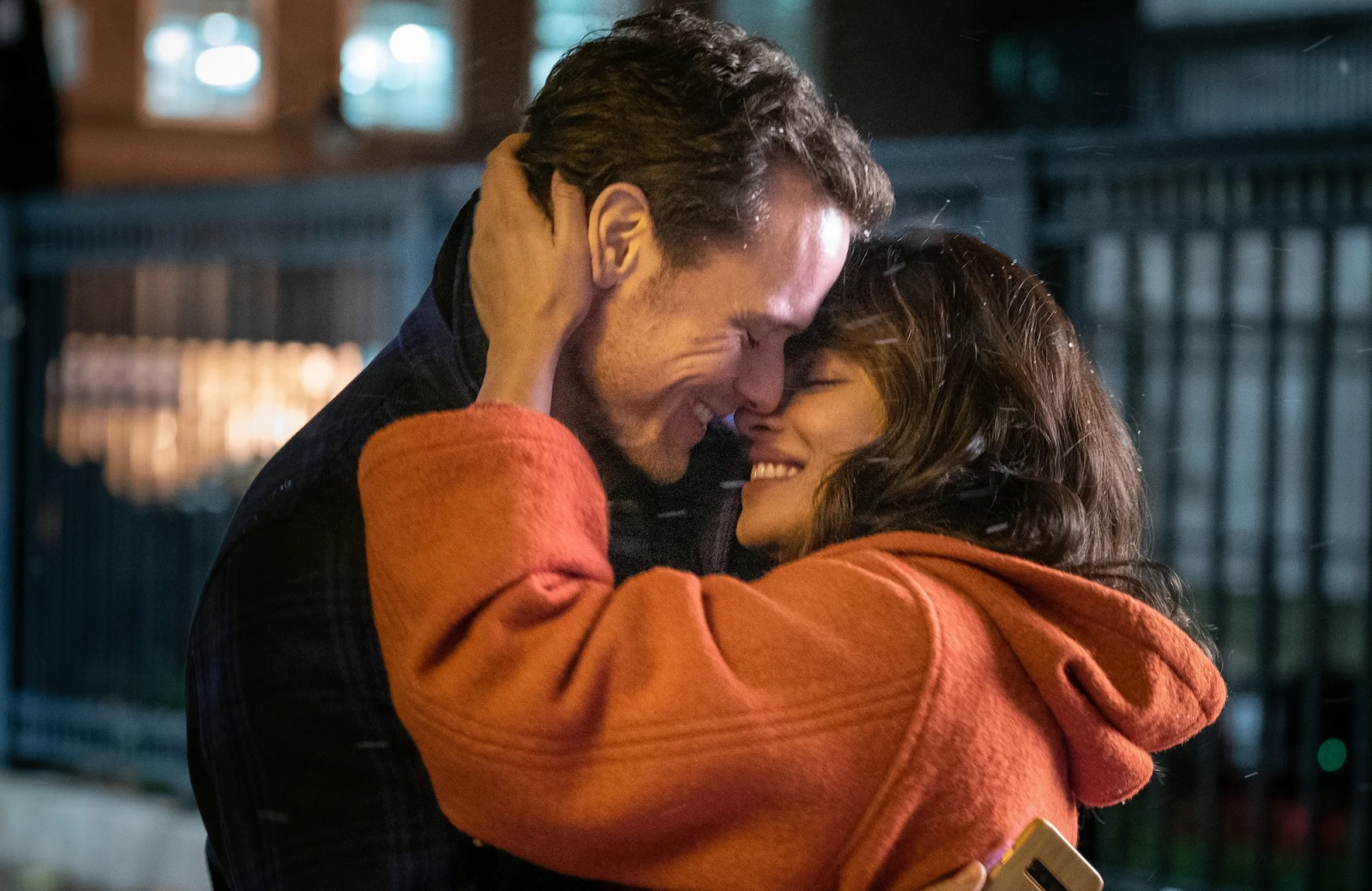 Sam Heughan i Priyanka Chopra Jonas w wzruszającym filmie romantycznym Netflix „Miłość od nowa”, obejmują się szczęśliwi.