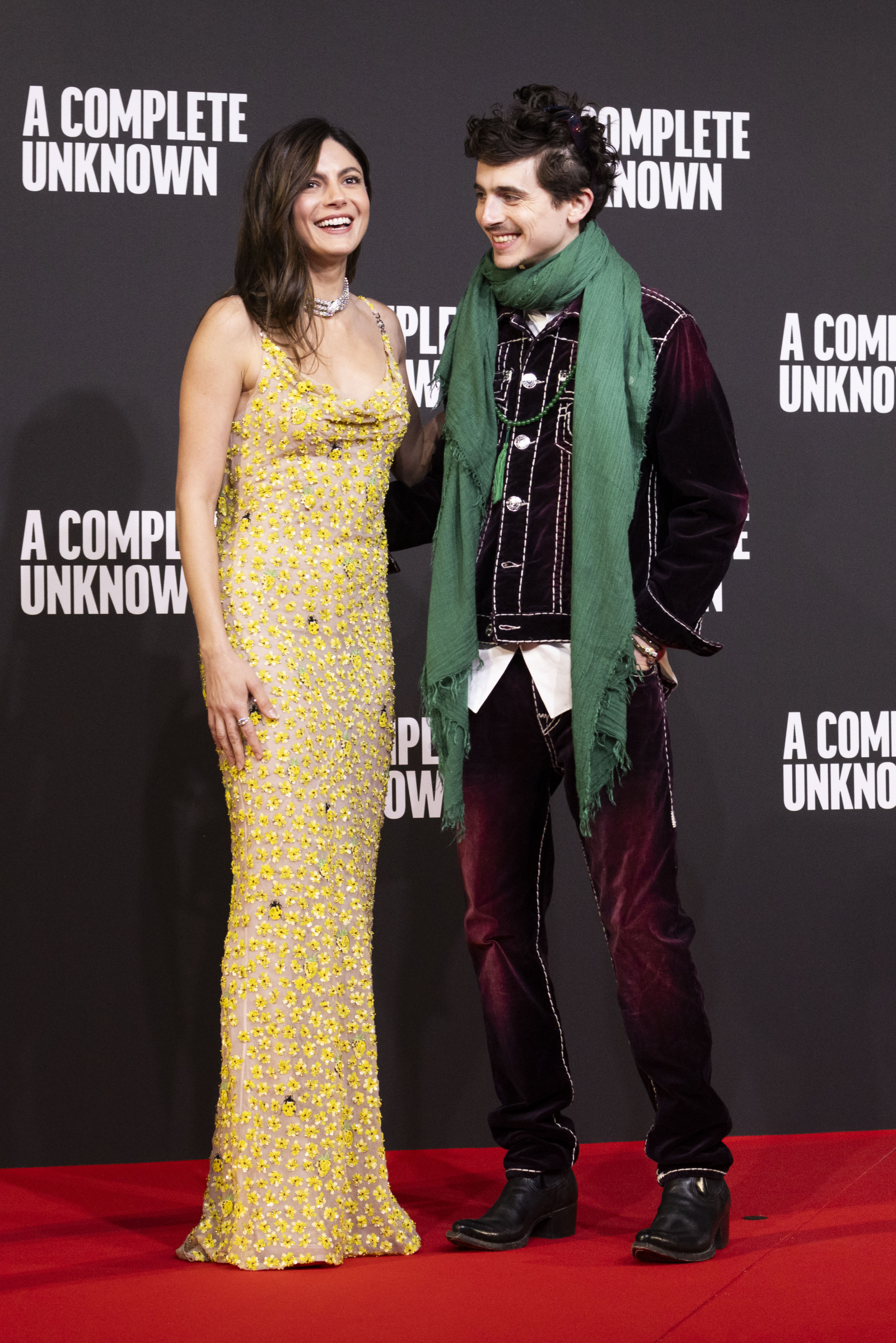 Monica Barbaro i Timothée Chalamet na premierze filmu „Kompletnie nieznany” uśmiechają się do aparatu.