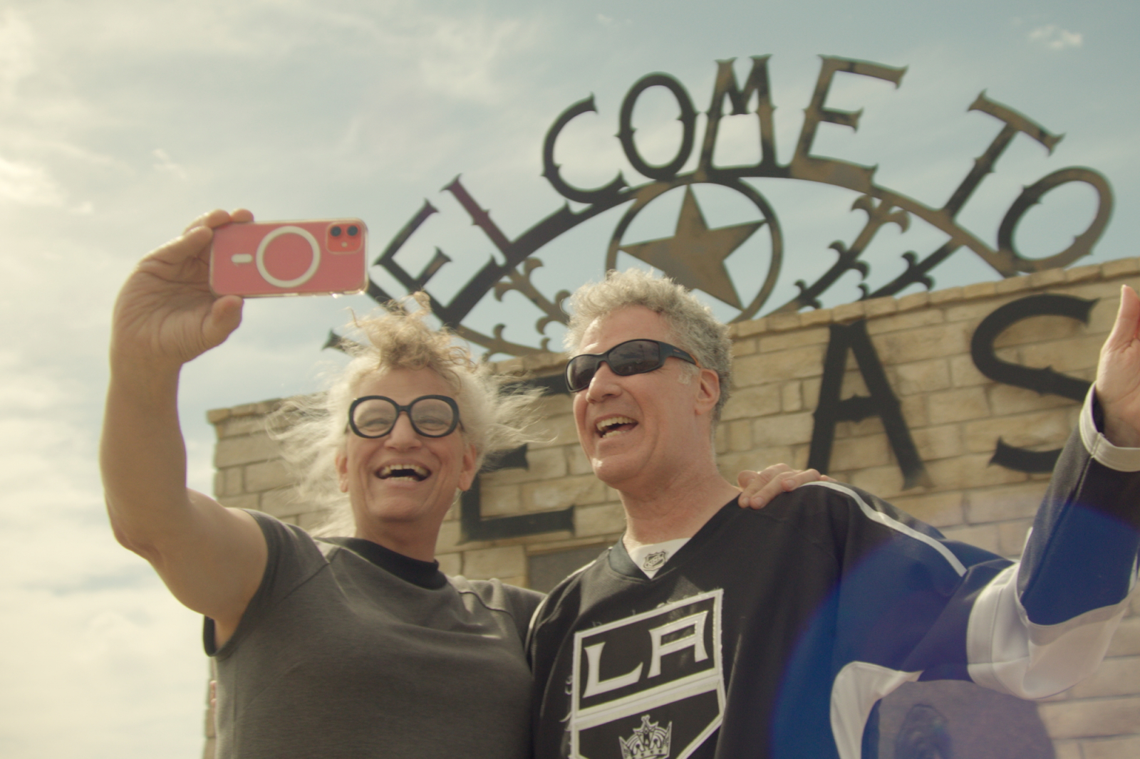 Harper Steele i Will Ferrell robią selfie przy znaku "Welcome to Texas" w filmie Netflix „Will i Harper”.