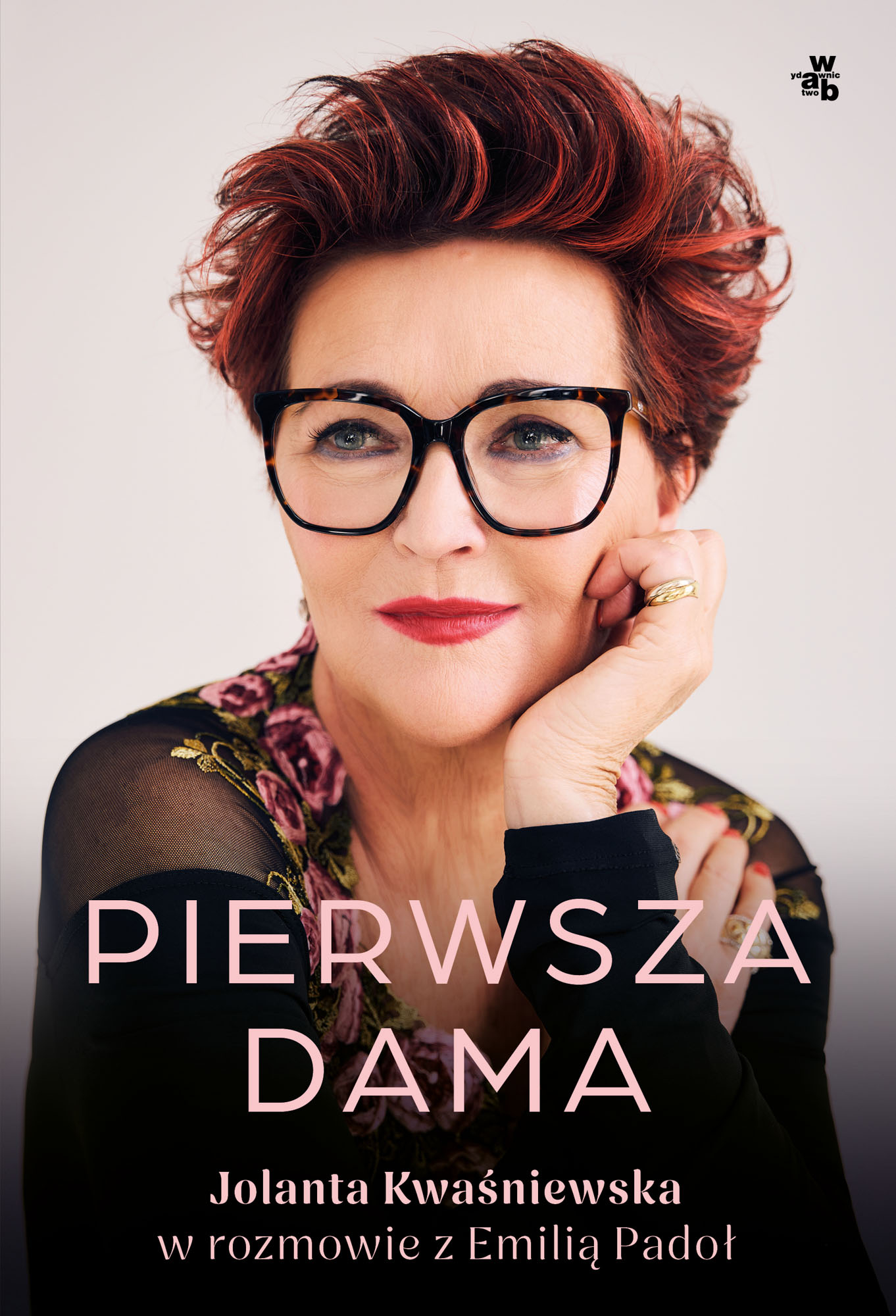 Jolanta Kwaśniewska na okładce książki „Pierwsza Dama” w rozmowie z Emilią Padoł.