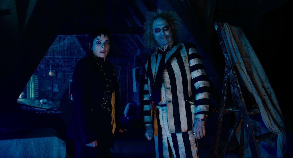 Winona Ryder i Michael Keaton w filmie &quot;Beetlejuice Beetlejuice&quot; w tajemniczej, ciemnej scenerii.