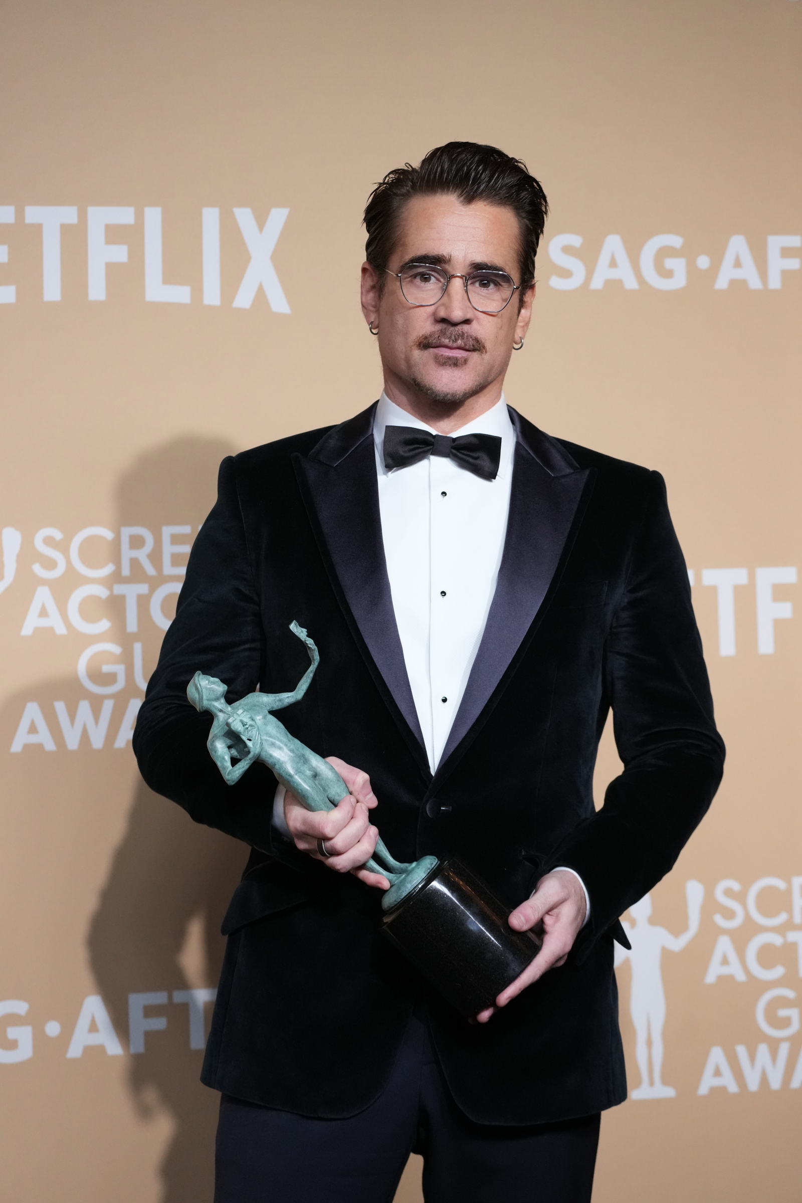 Colin Farrell podczas ceremonii wręczenia nagród SAG Awards 2025, trzyma statuetkę.