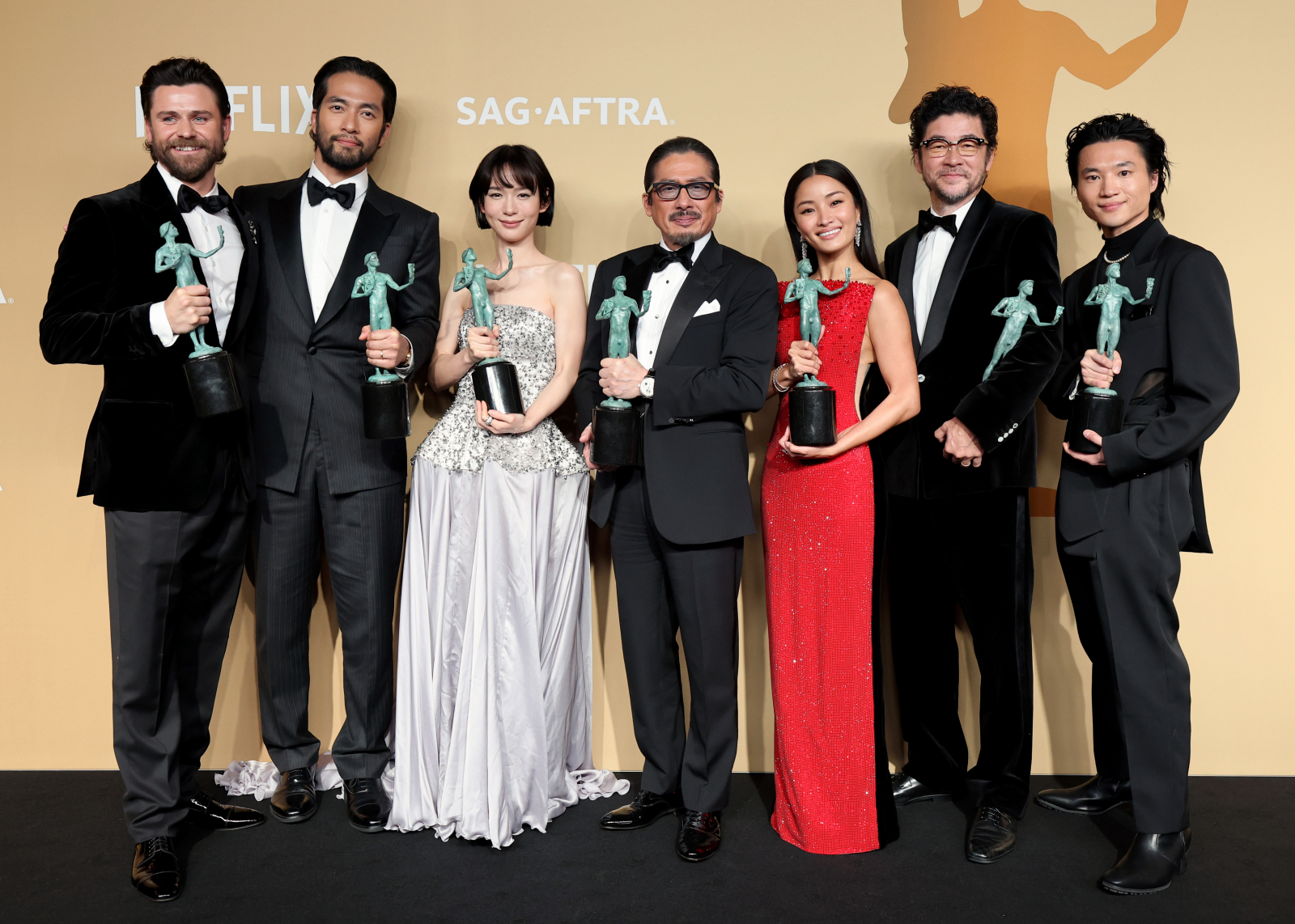 Obsada serialu „Szogun” podczas ceremonii wręczenia nagród SAG Awards 2025, trzymająca statuetki w eleganckich strojach.