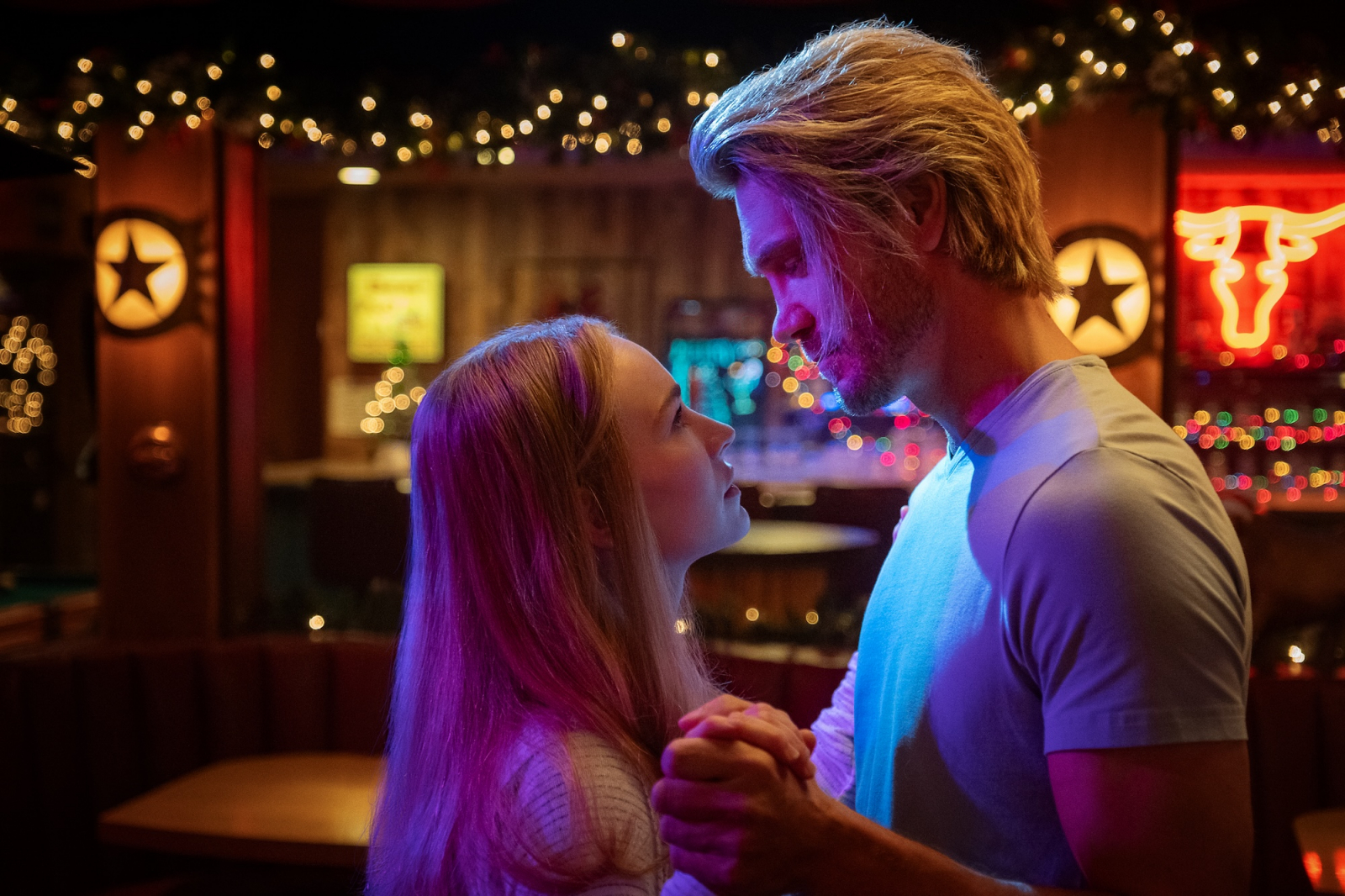 Britt Robertson i Chad Michael Murray tańczą w romantycznej scenerii z „Świątecznymi dżentelmenami” - nowym filmie Netflix o miłości.