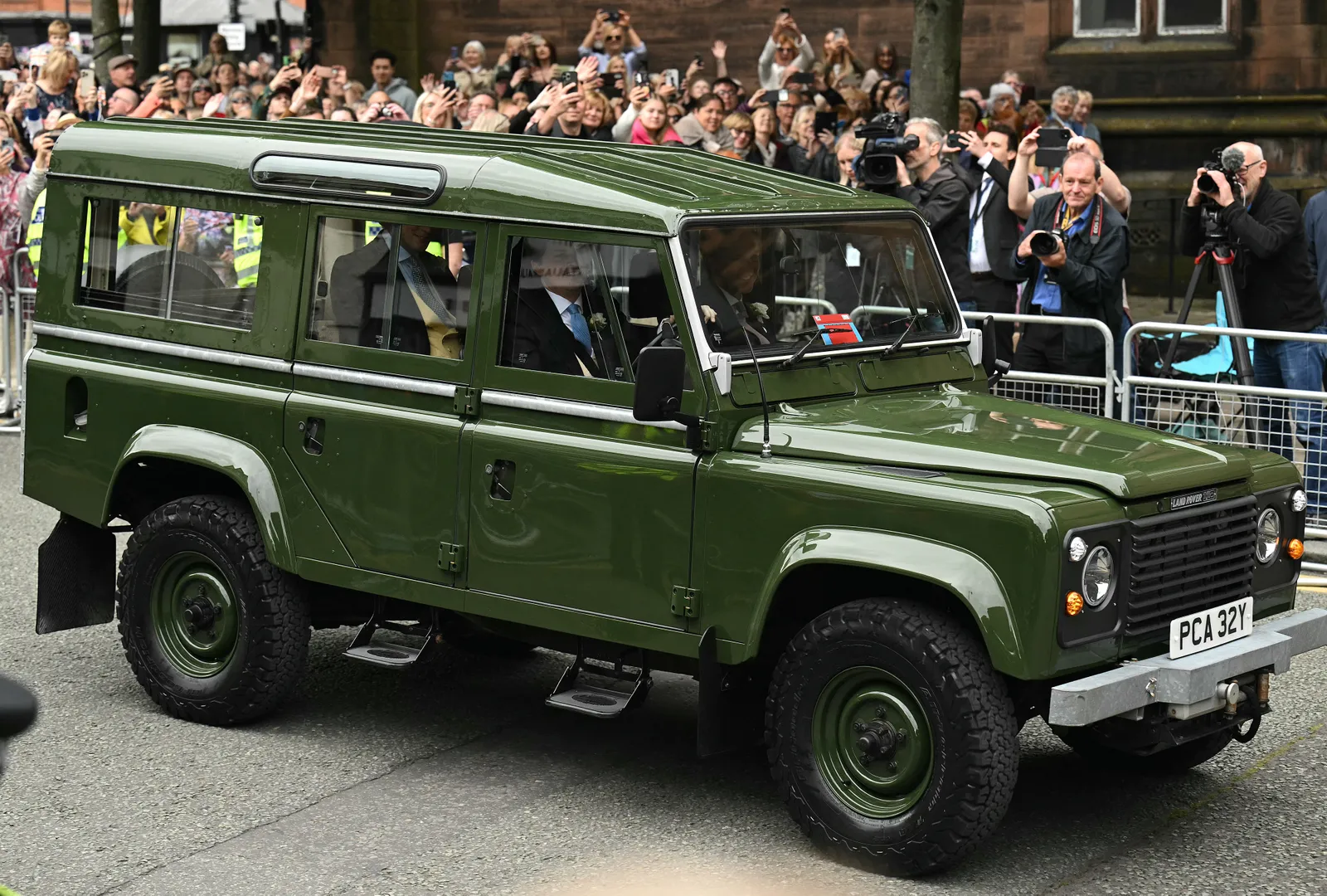 Ciemnozielony land rover defender księcia.