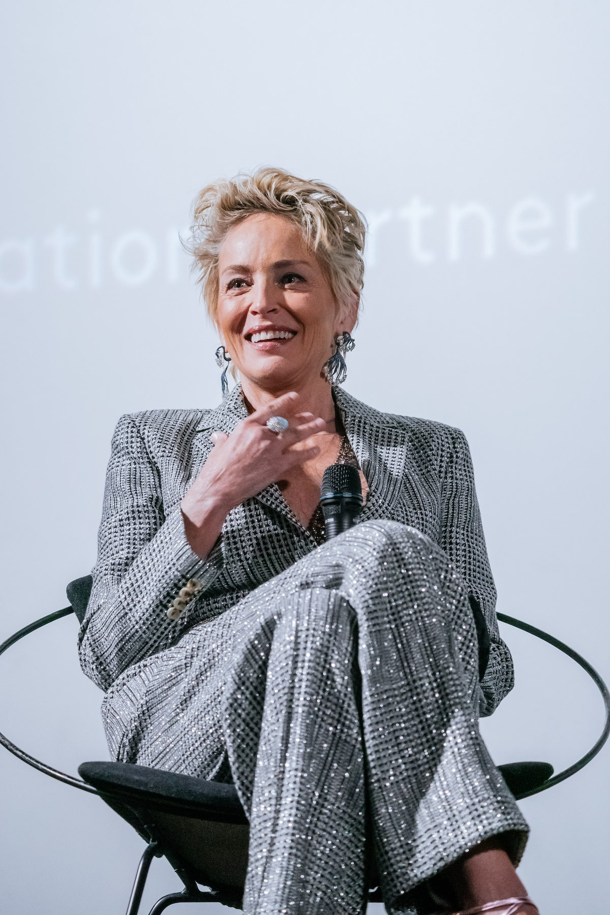 Sharon Stone w połyskującym garniturze damskim w kratę