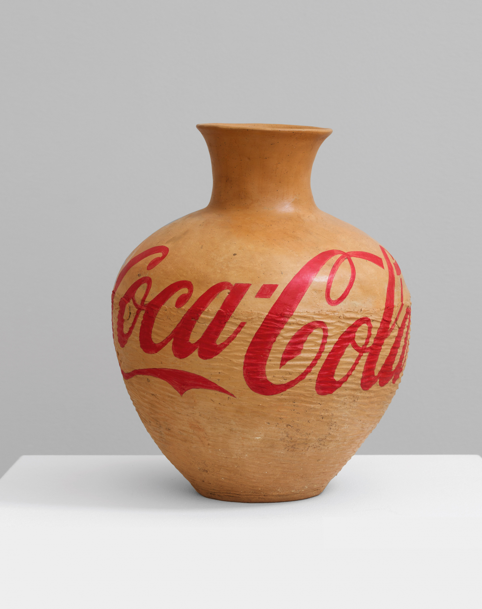 Ai Weiwei, Han Dynasty Urn with Coca Cola Logo, 2015 – ceramiczny dzbanek ozdobiony czerwonym logo Coca-Coli.